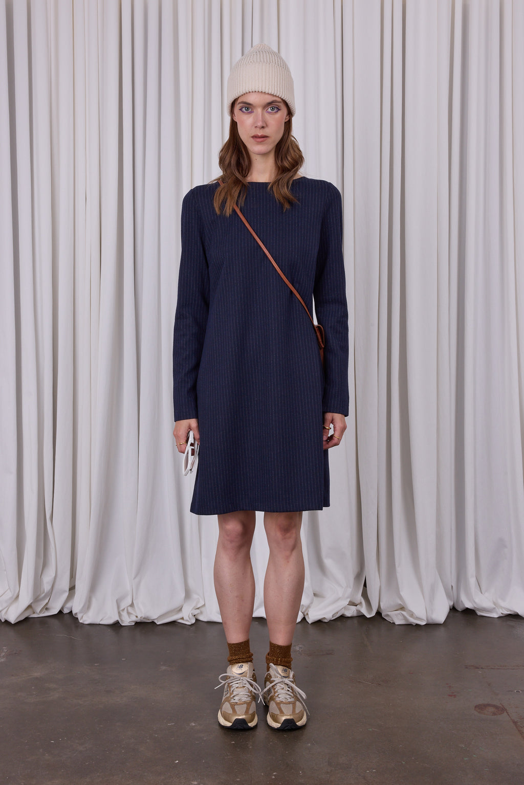 Elai – Marineblaues Kleid mit Nadelstreifen