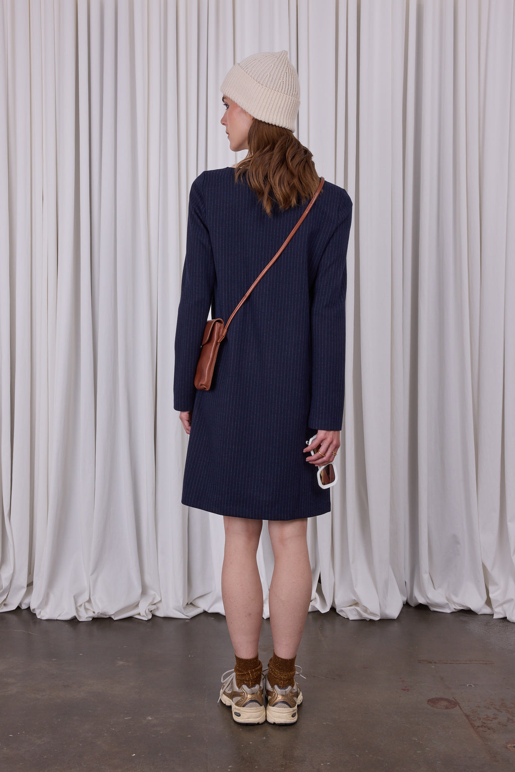 Elai – Marineblaues Kleid mit Nadelstreifen
