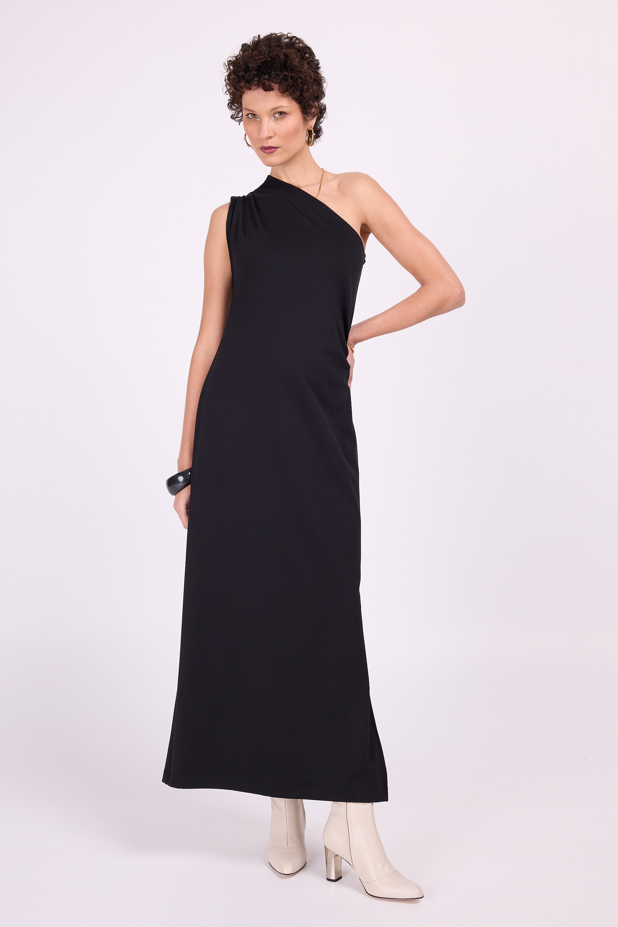 Robe noire off-shoulder Evita