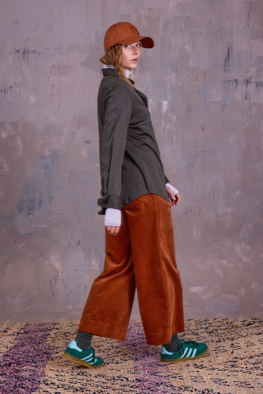 Filou shirt in dark olive satin
