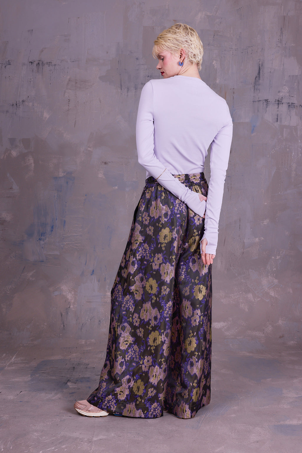 Freddy trousers in violet blossom jacquard