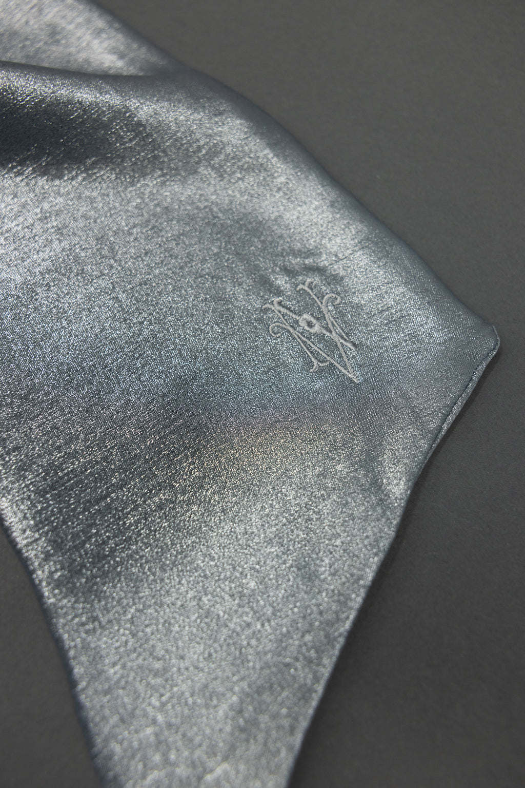 Girsa scarf in shiny silver
