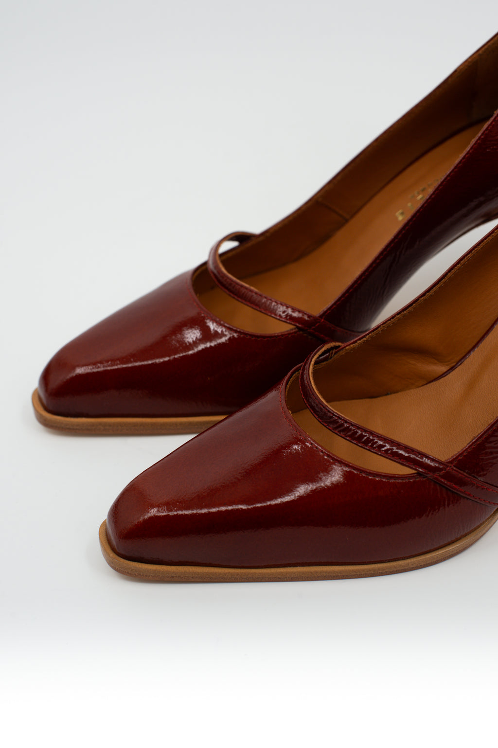 Daggie cognac pump
