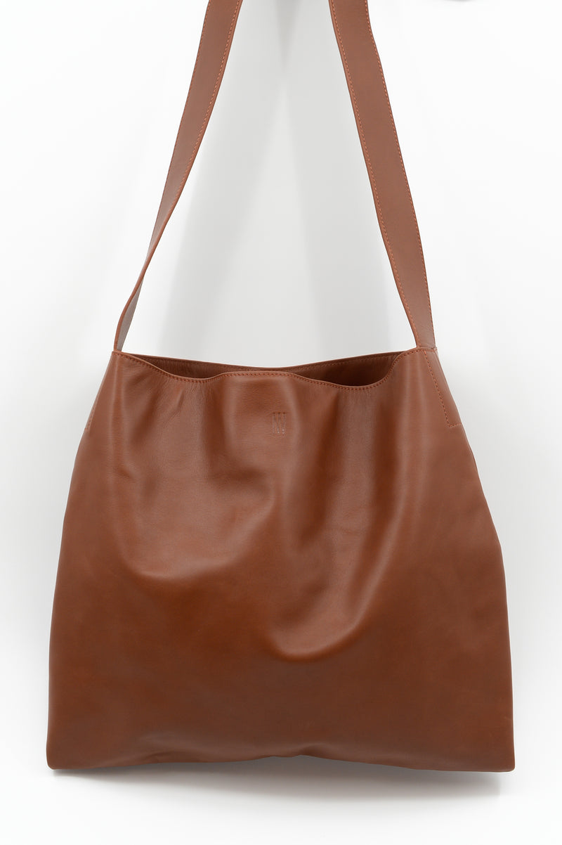 Grand sac bandoulière en cuir nappa cognac