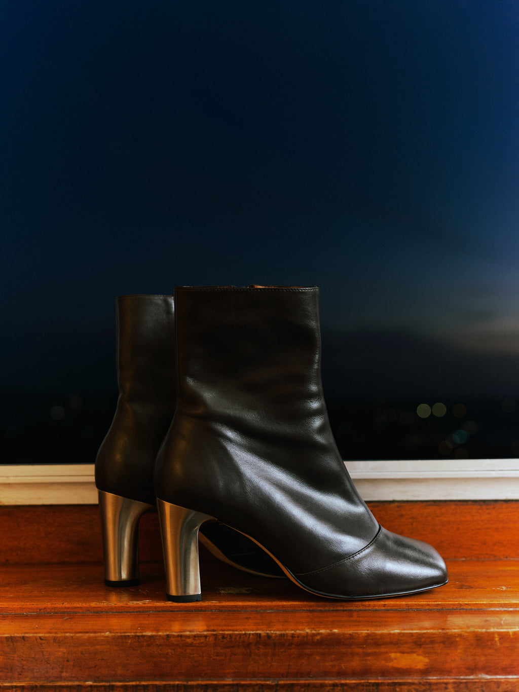 Eames dark chocolate ankle booth