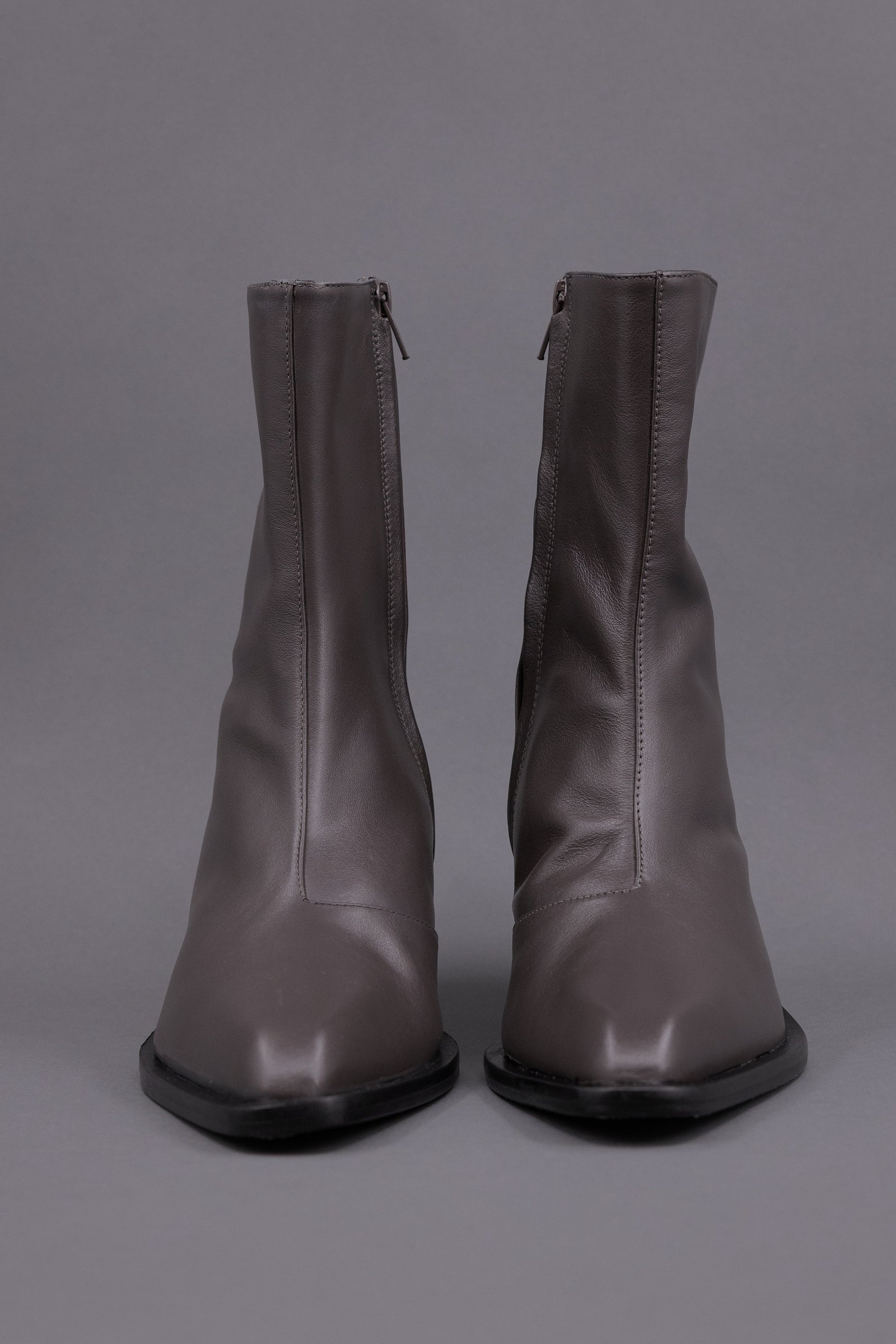 Gilda laarsje in nappa charcoal