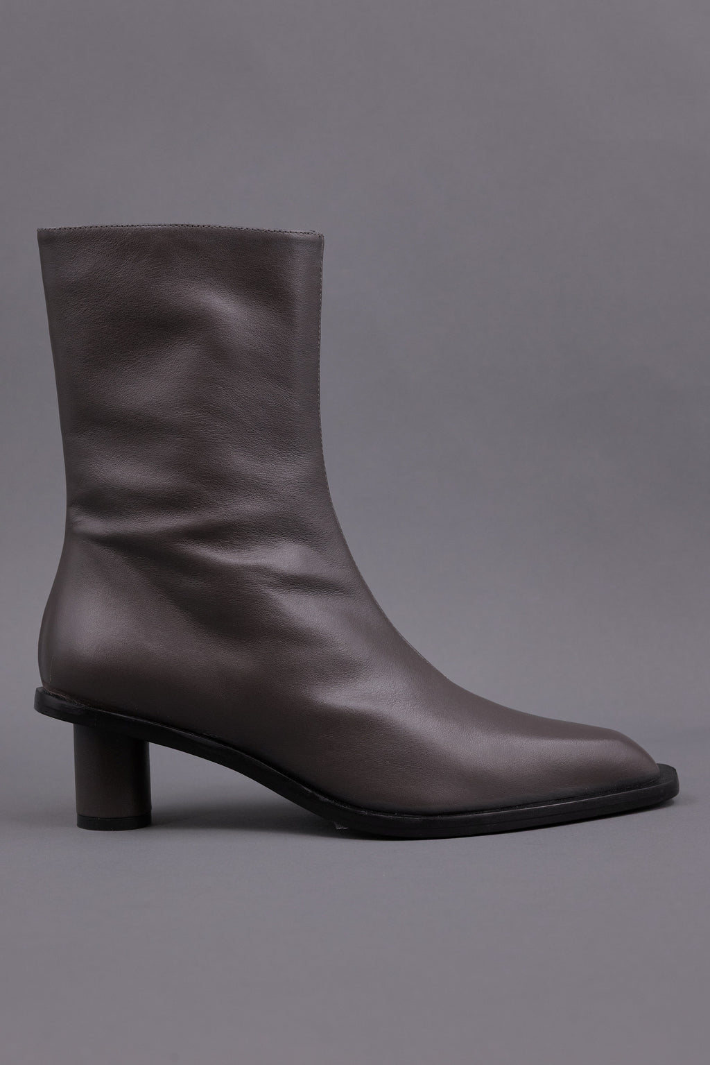 Gilda laarsje in nappa charcoal