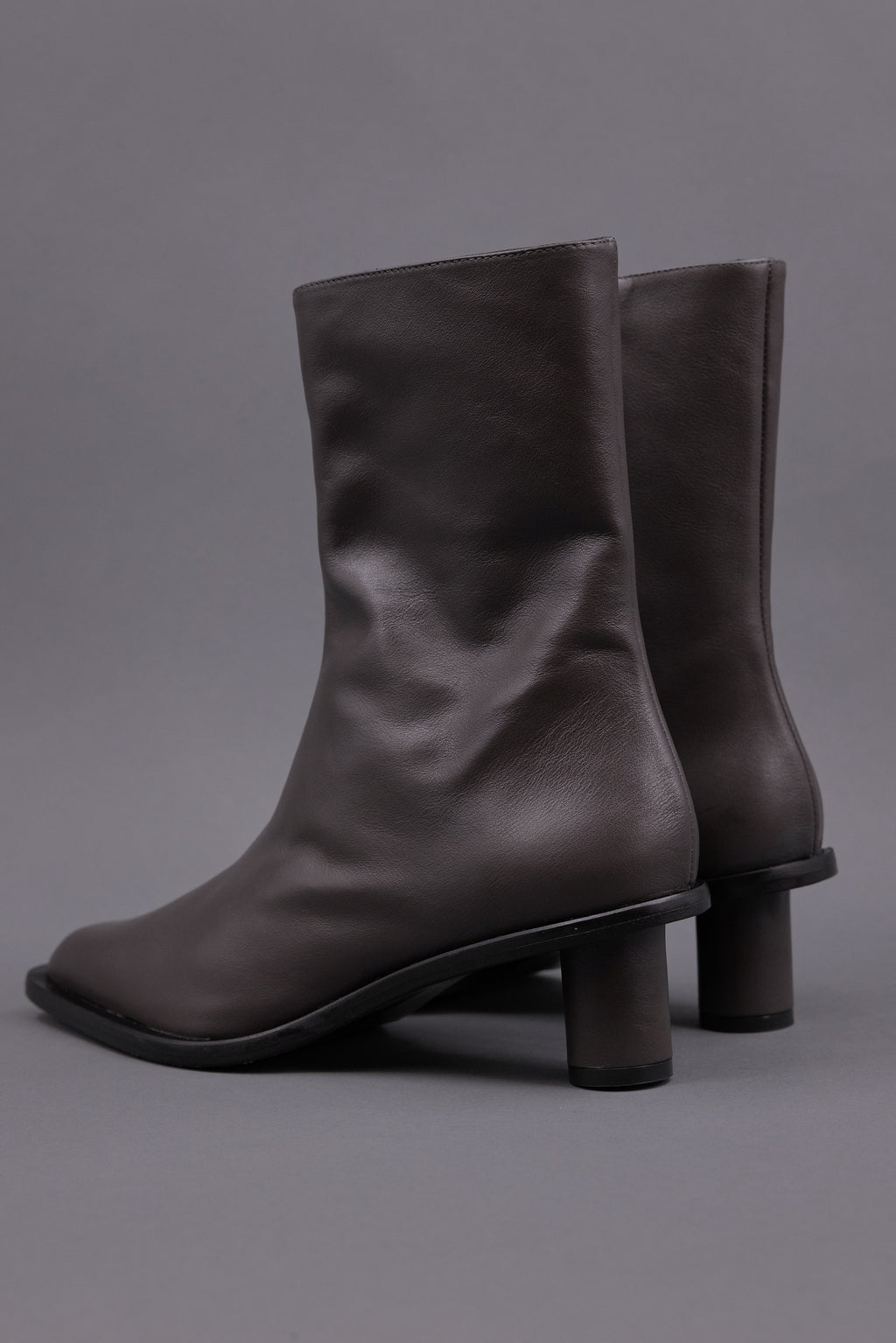 Gilda laarsje in nappa charcoal