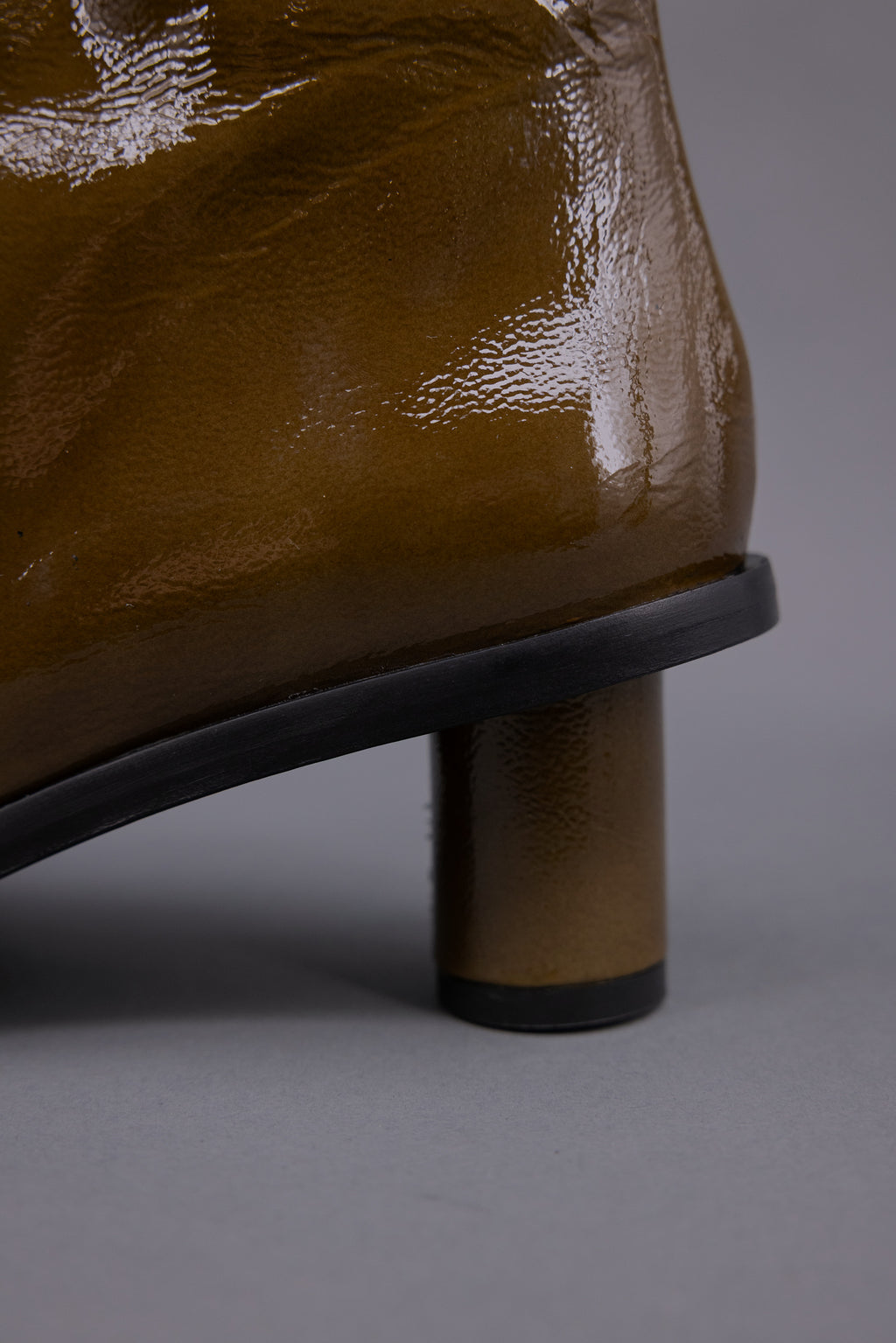 Gilda laarsje in patent olive