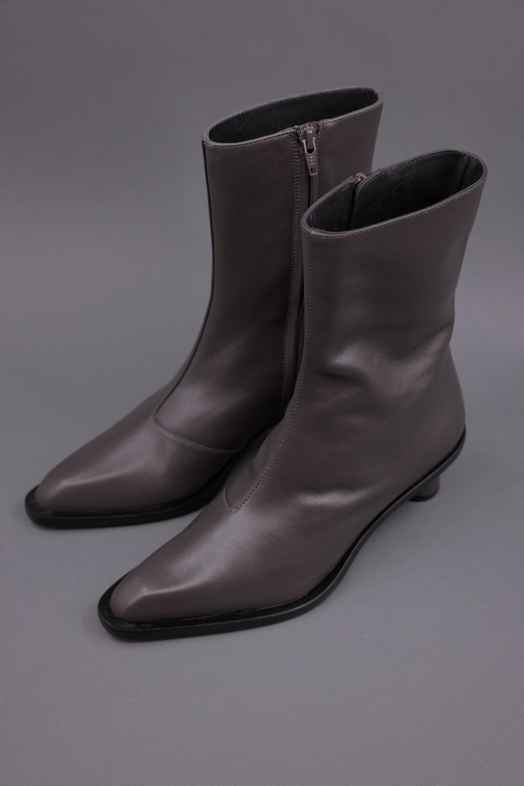 Gilda laarsje in nappa charcoal