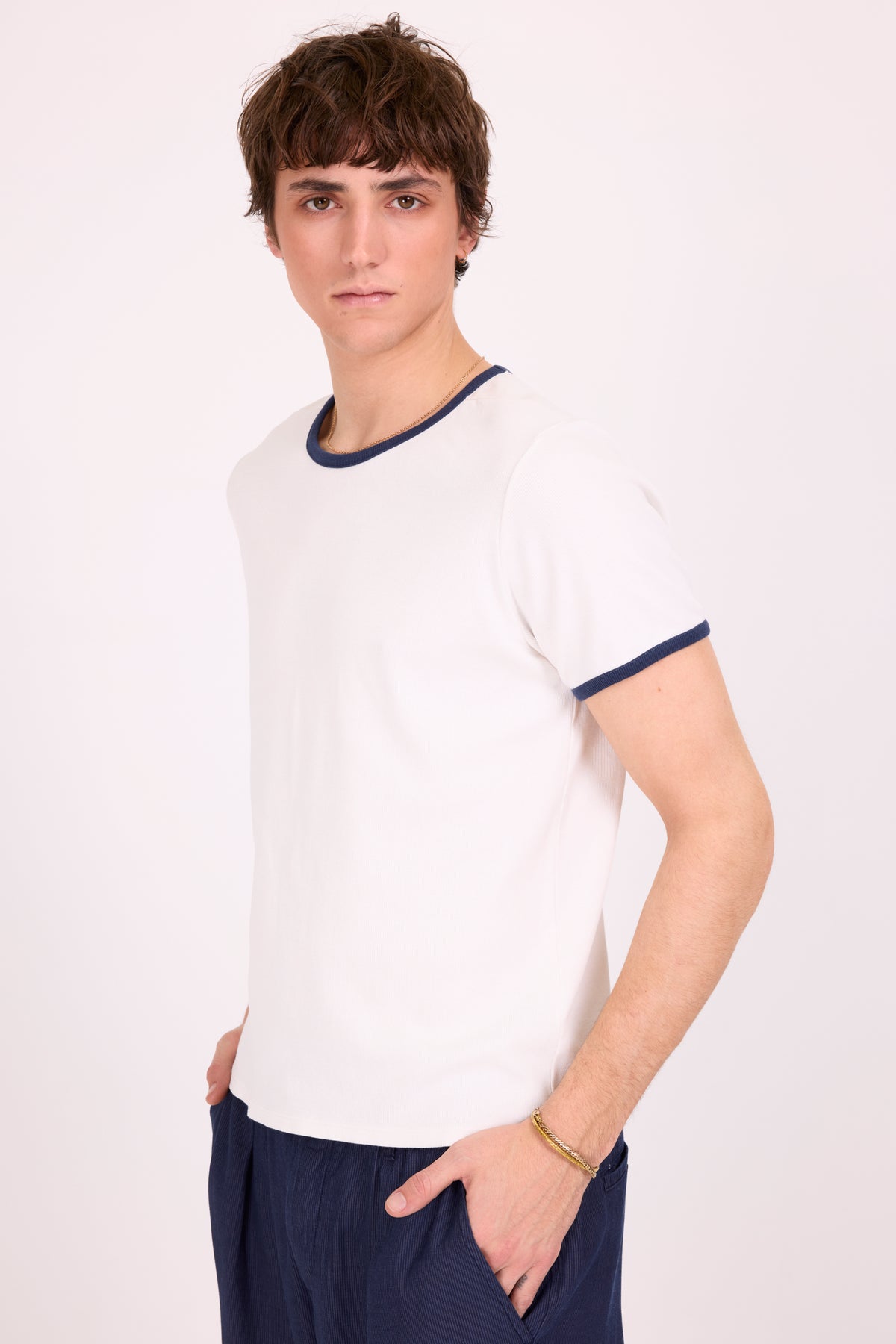 Drue T-Shirt mit marineblauem Kontrastkragen