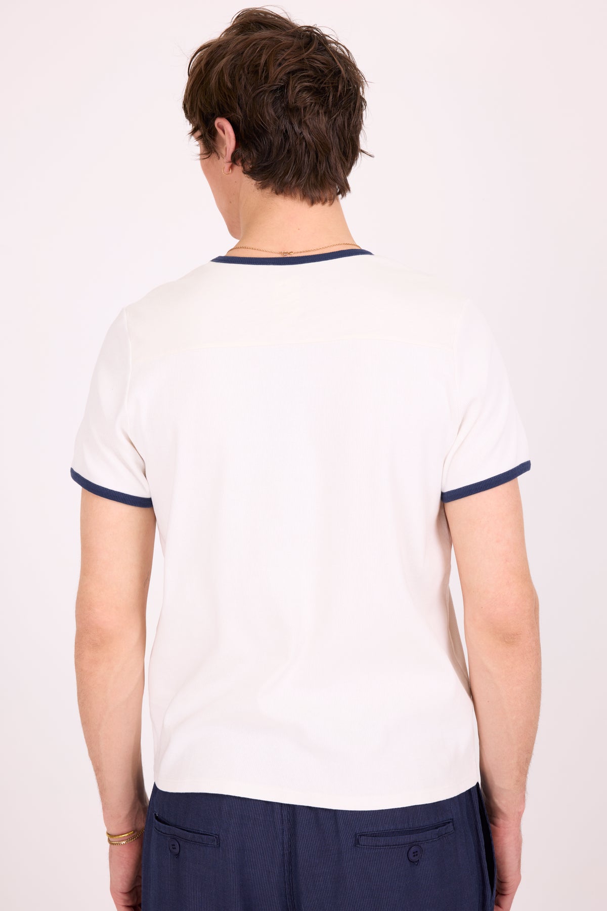 Drue T-Shirt mit marineblauem Kontrastkragen