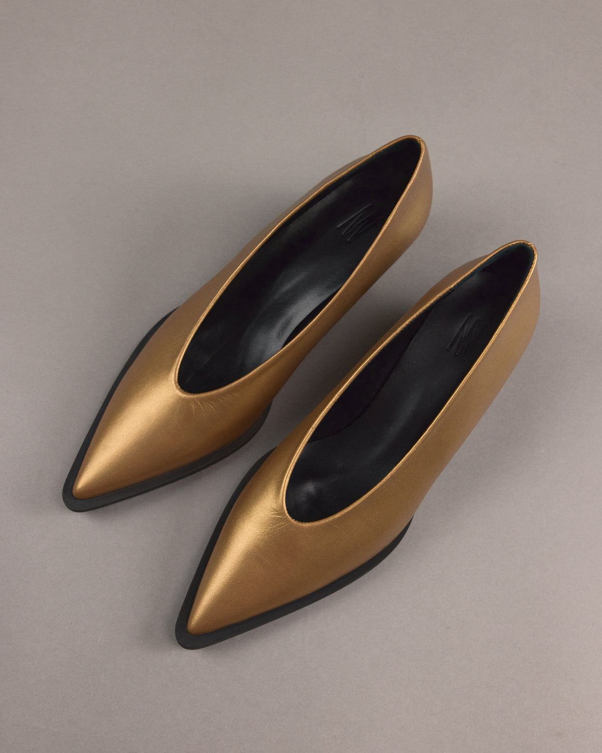 Jolia pump in metallic gold