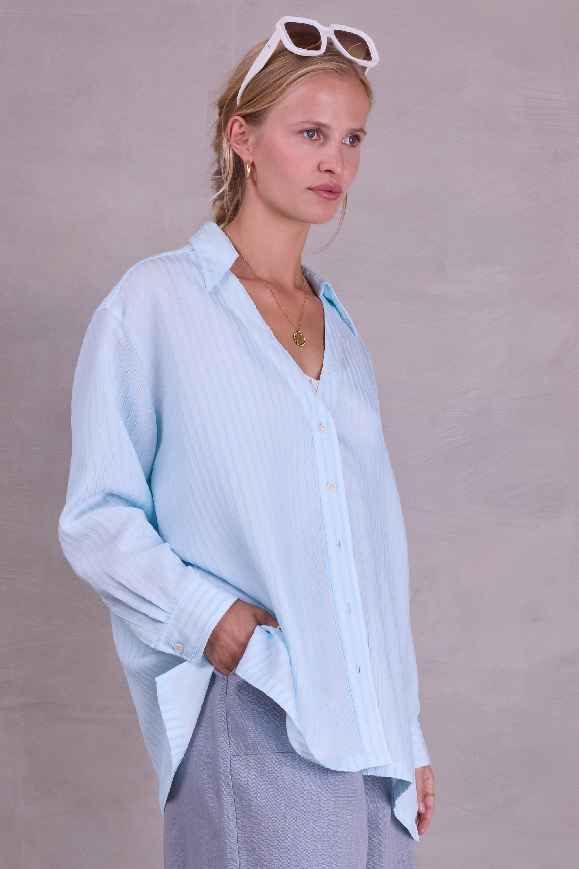 Felicia oversized lichtblauw hemd