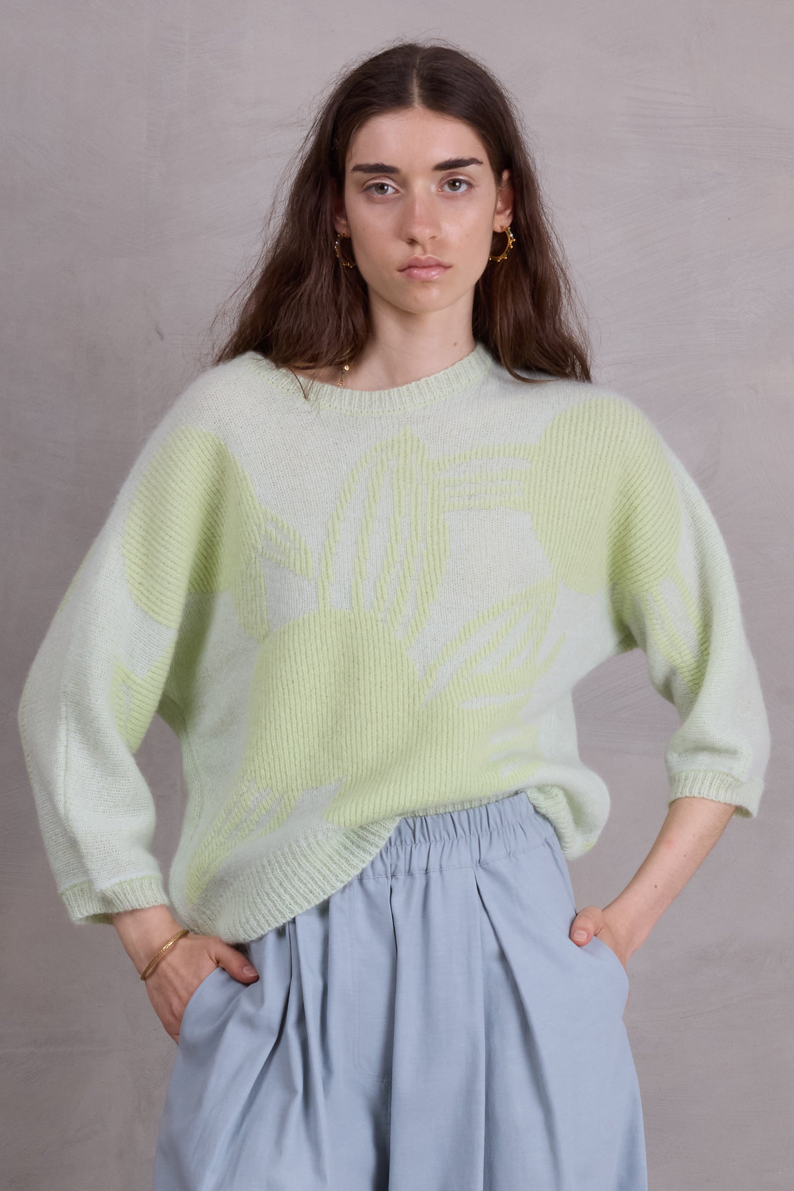 Avoine alpaca trui in ice blue met daiquiri green