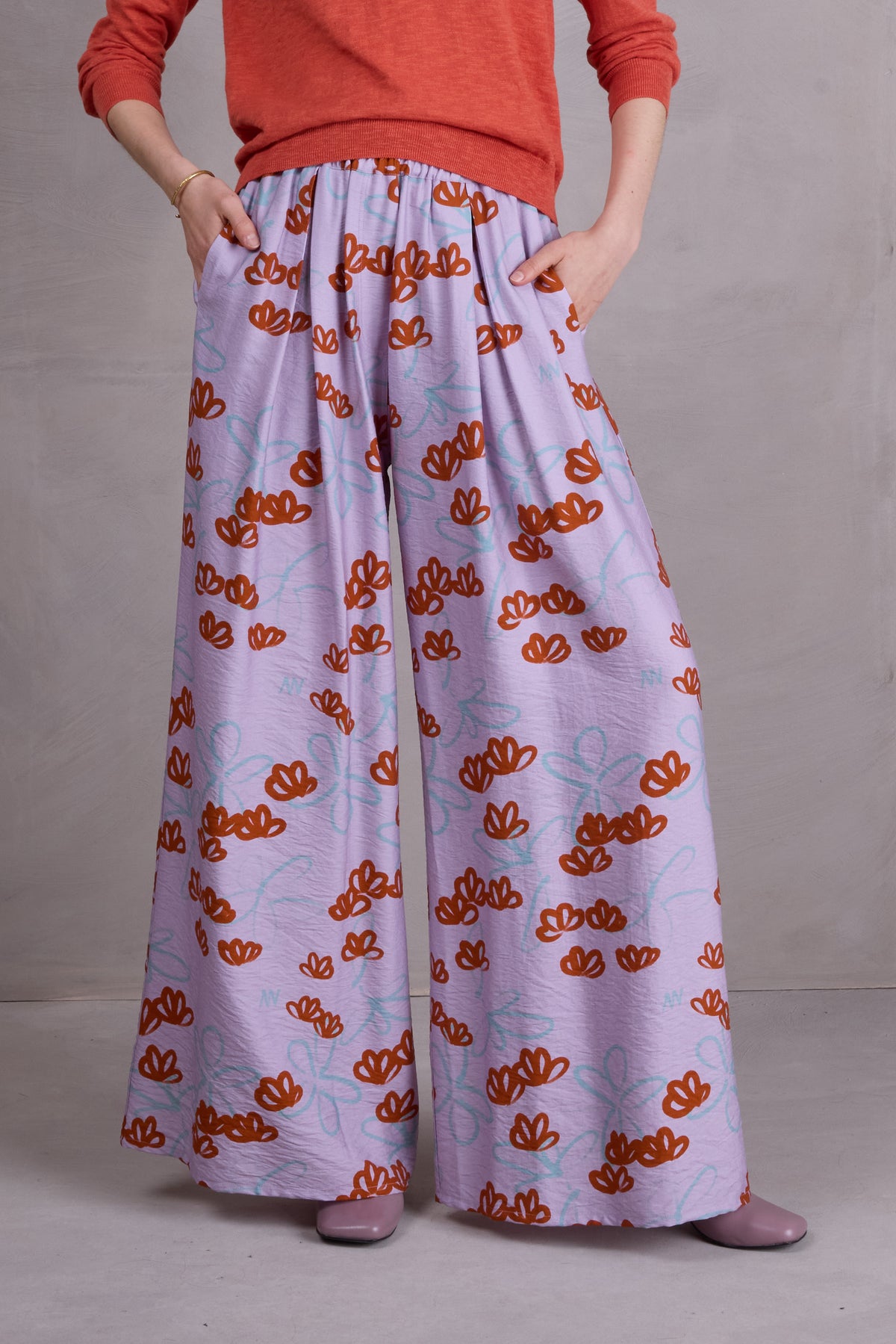 Freddy Hose in red akebia flowers