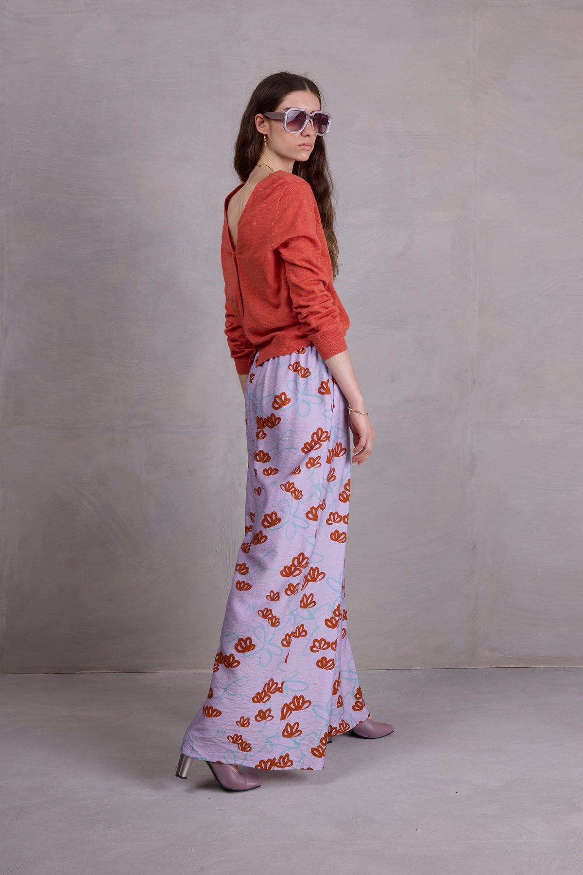 Freddy Hose in red akebia flowers