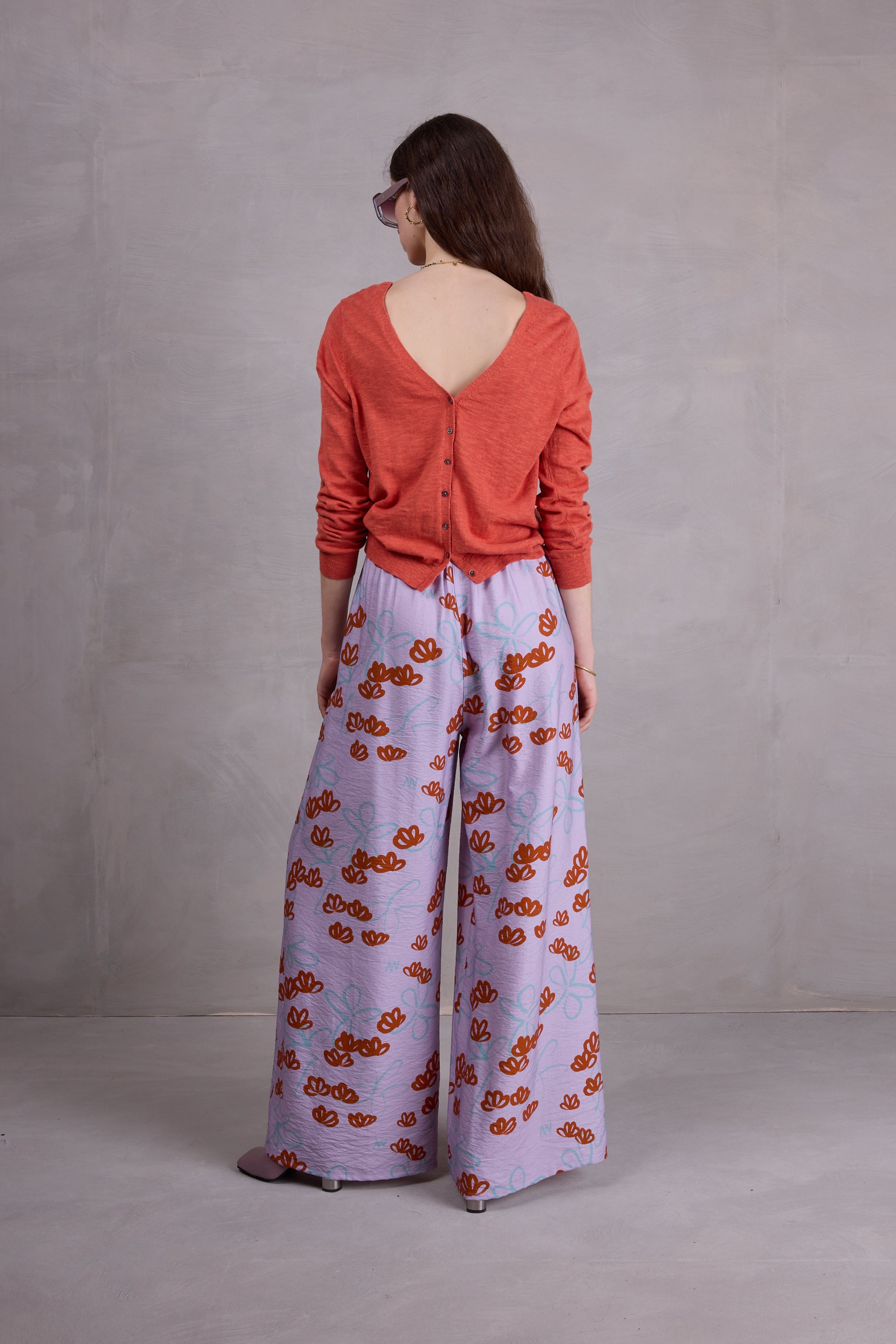 Freddy Hose in red akebia flowers
