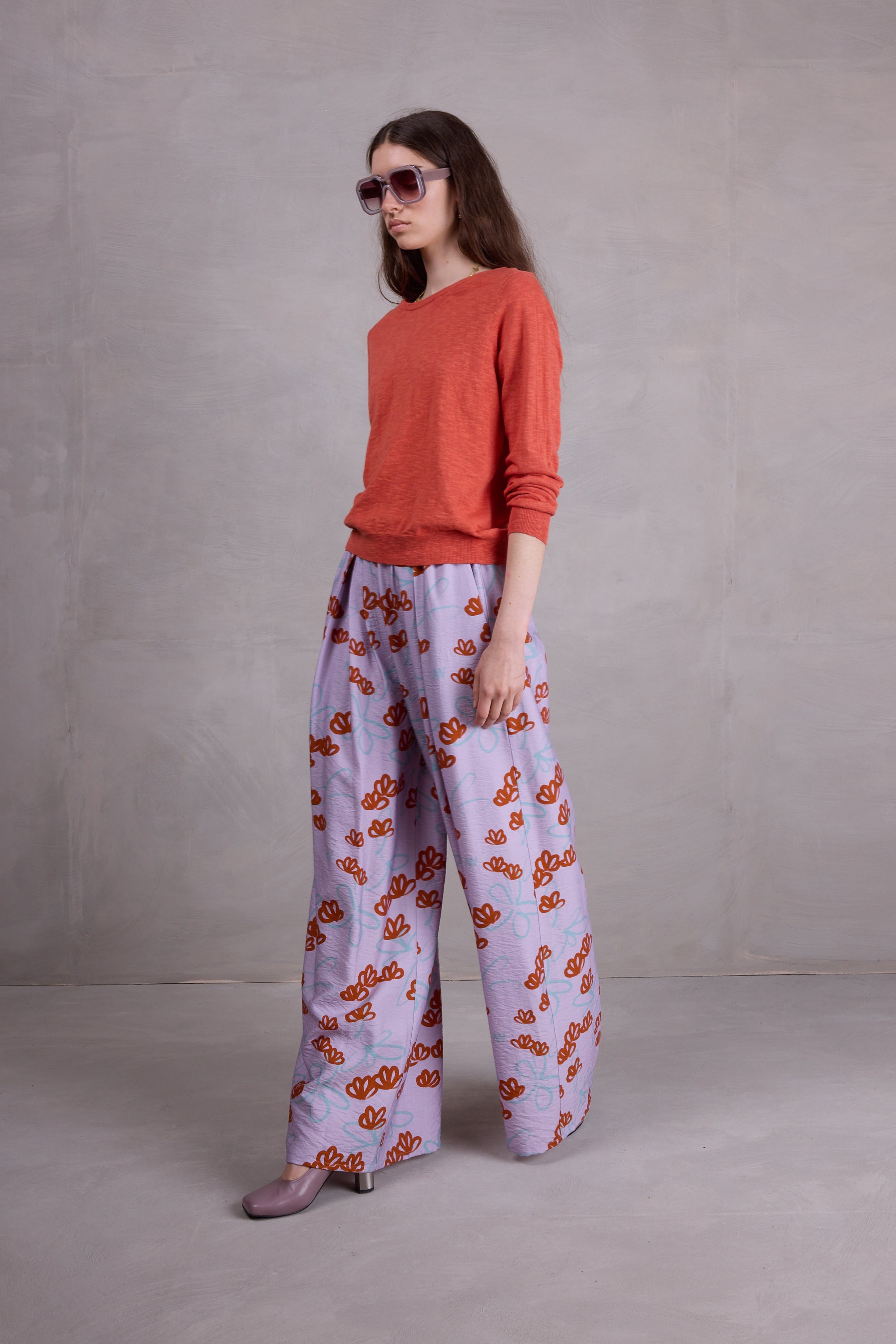 Freddy Hose in red akebia flowers
