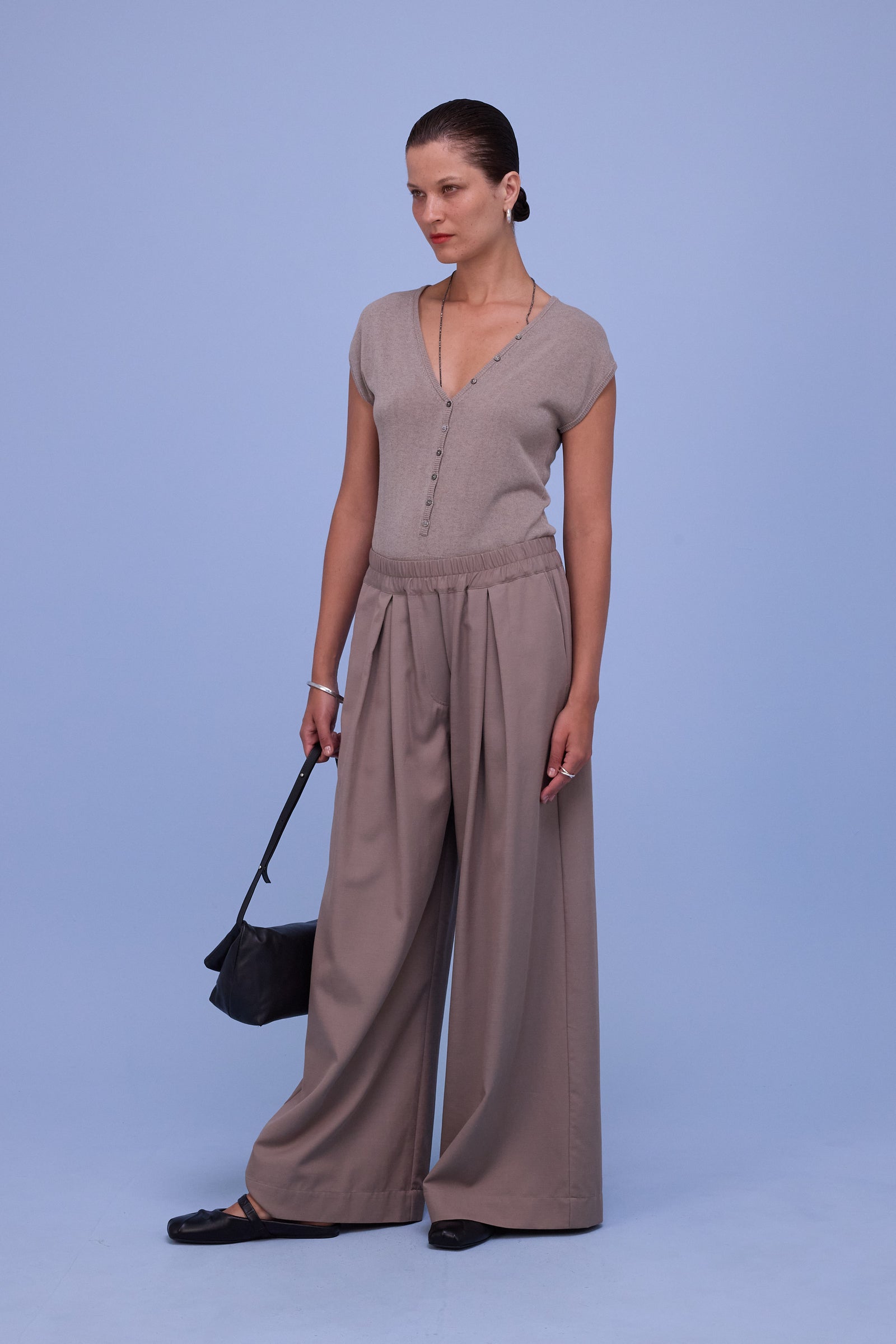 Hommage body in warm grey