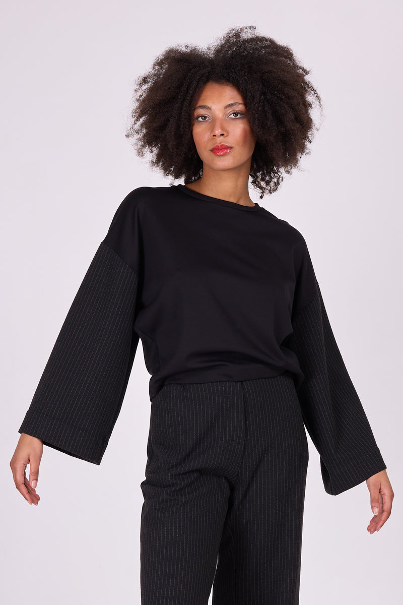 Ed schwarzer Pullover mit Nadelstreifenärmeln