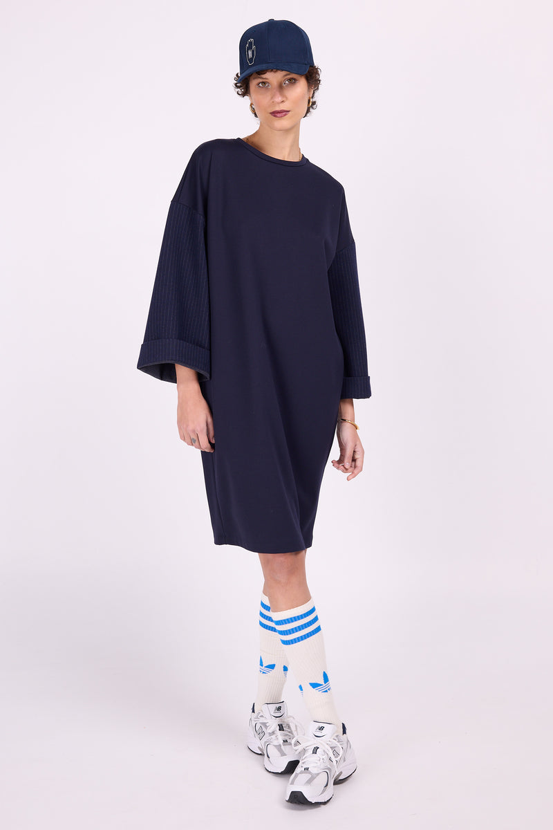 Marineblaues Kleid Elona mit Nadelstreifenärmeln