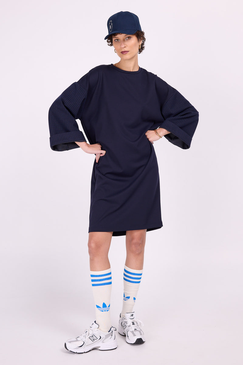 Marineblaues Kleid Elona mit Nadelstreifenärmeln