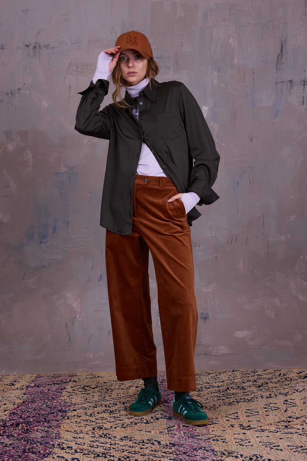 Gong trousers in hazelnut velvet