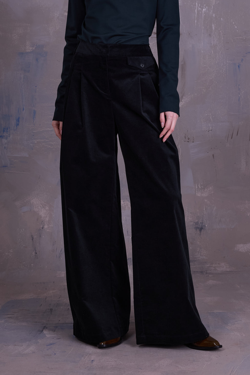 Guy trousers in black forest velvet