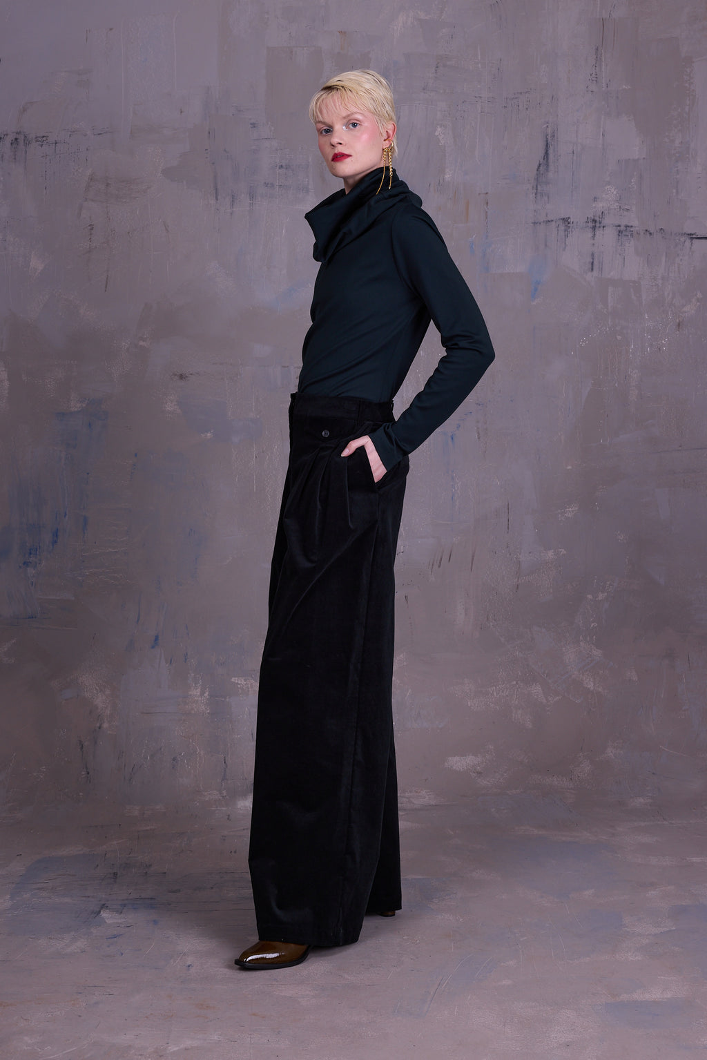 Guy trousers in black forest velvet