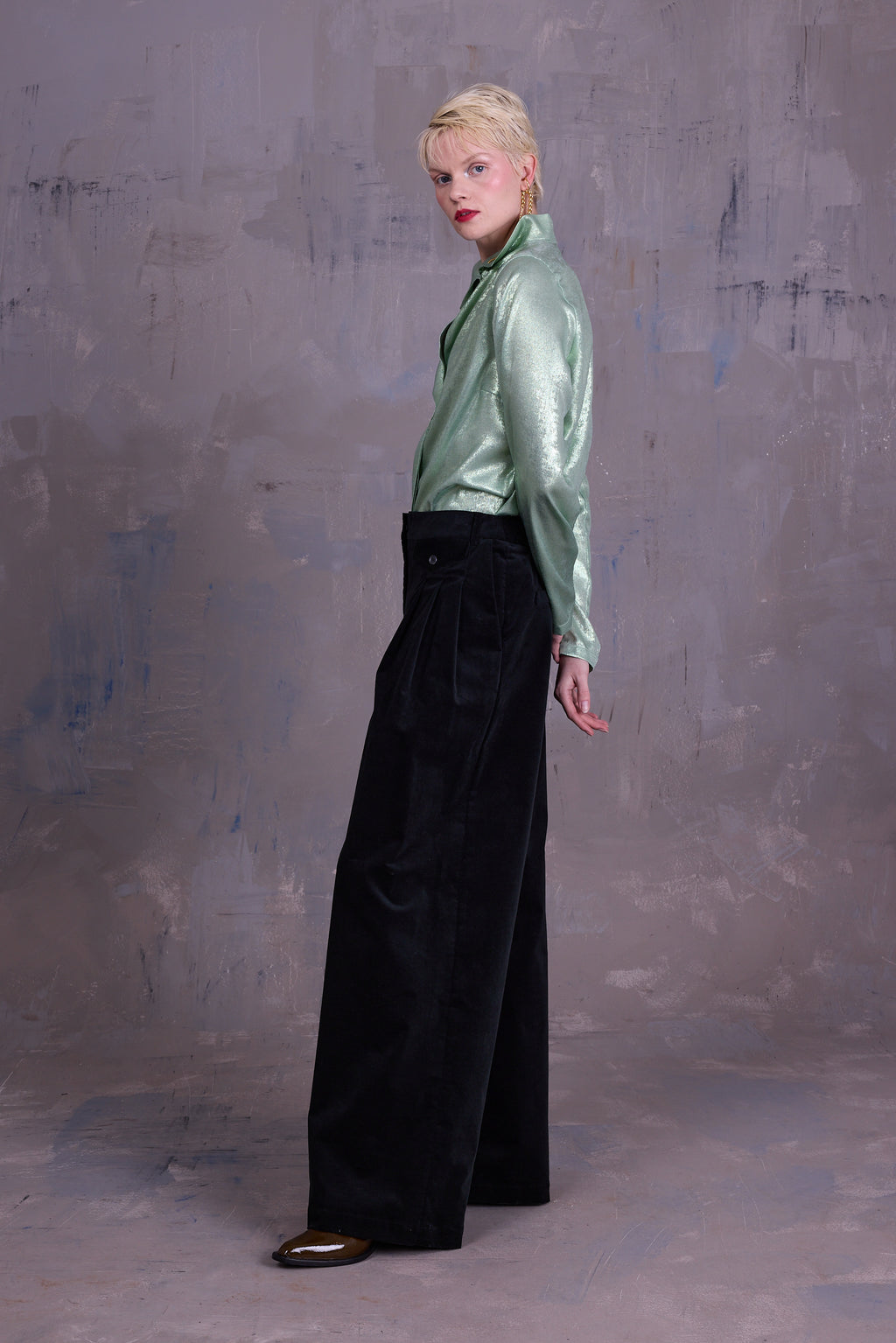 Guy trousers in black forest velvet