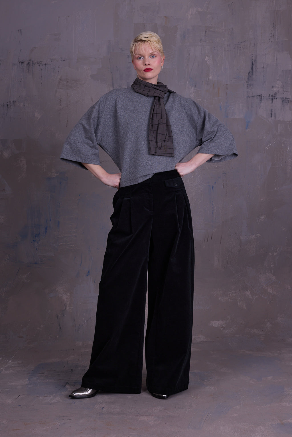 Guy trousers in black forest velvet