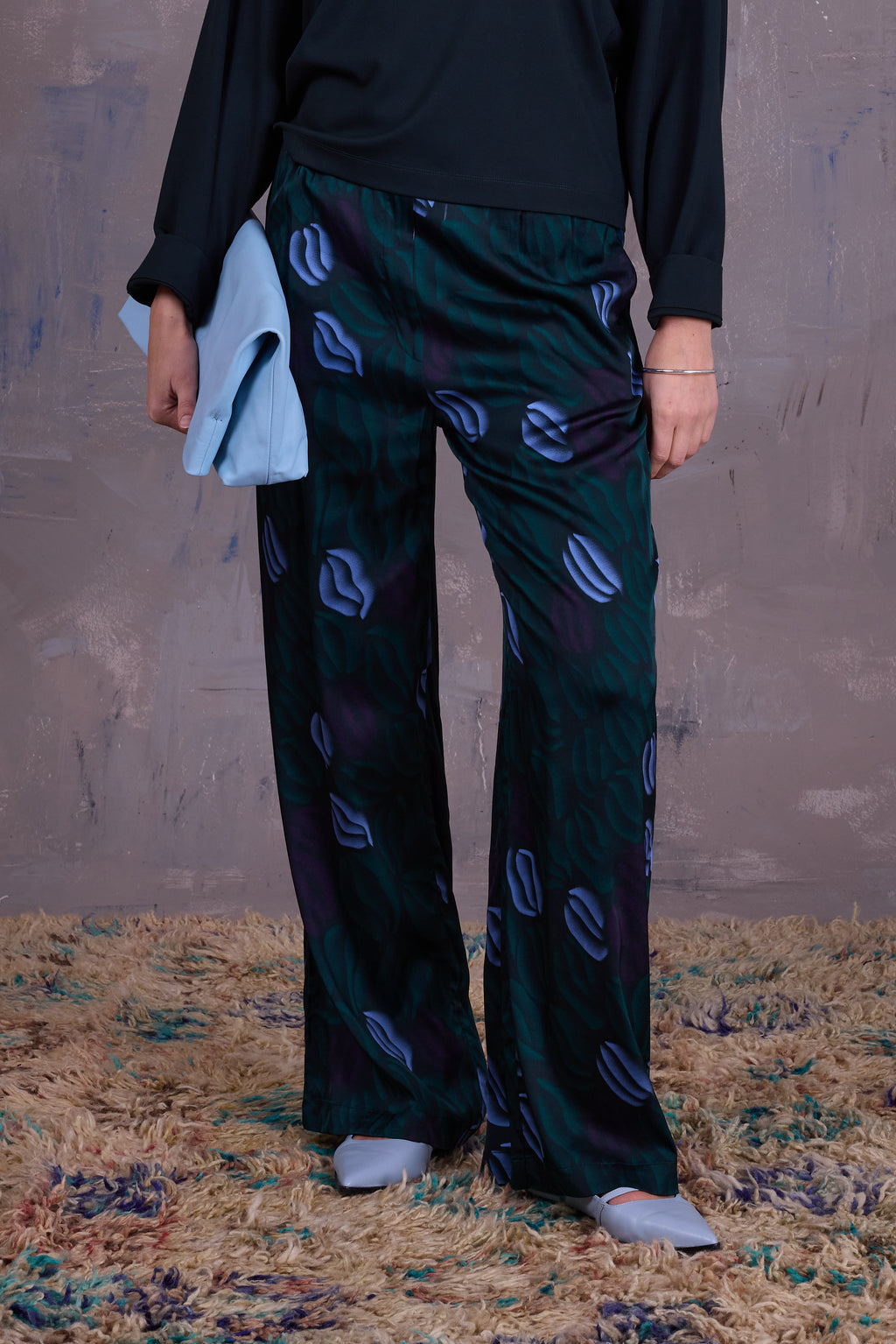 Gijsbrecht trousers in satijnen burgundy blue lips