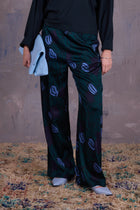 Gijsbrecht trousers in satijnen burgundy blue lips