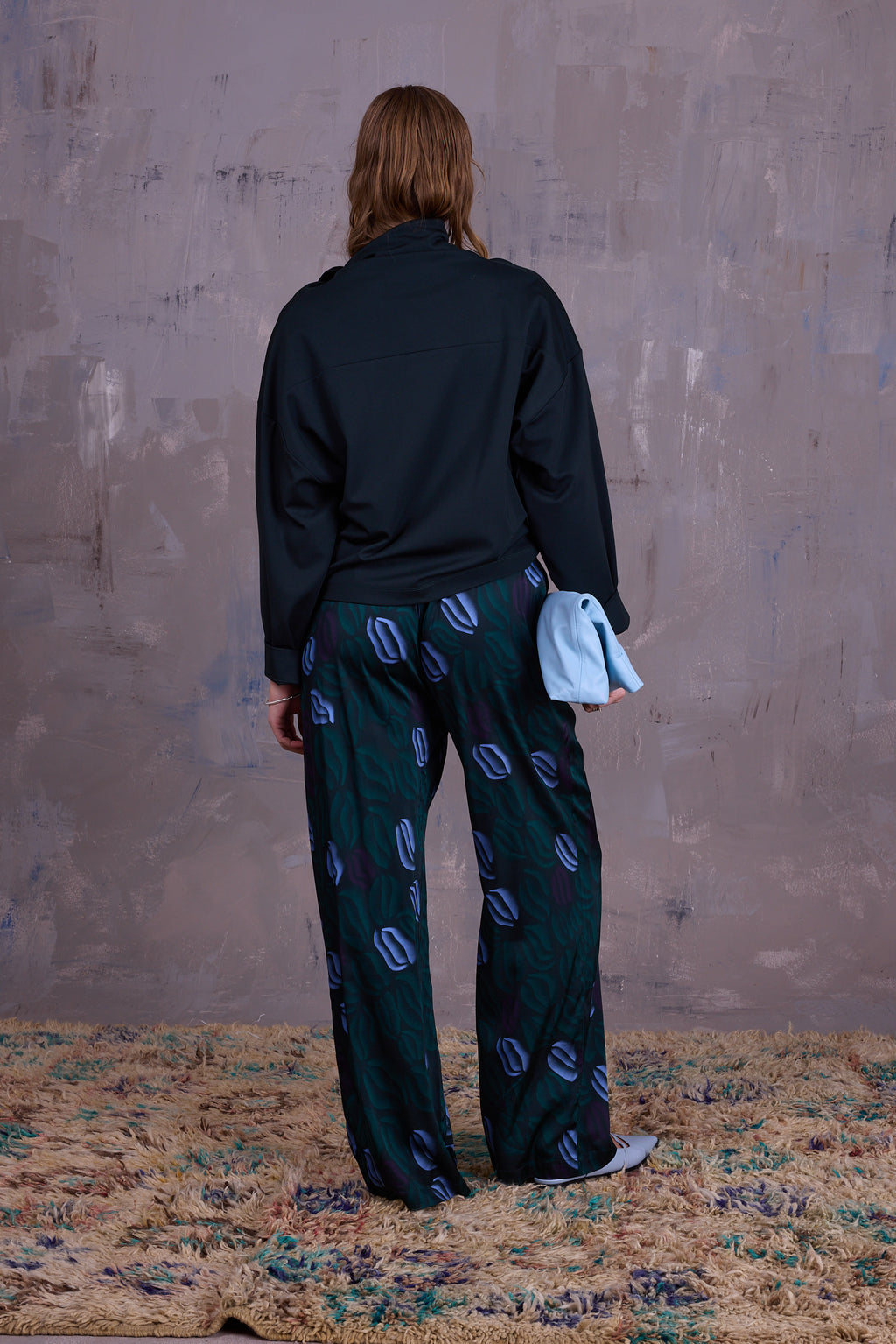 Gijsbrecht trousers in satijnen burgundy blue lips
