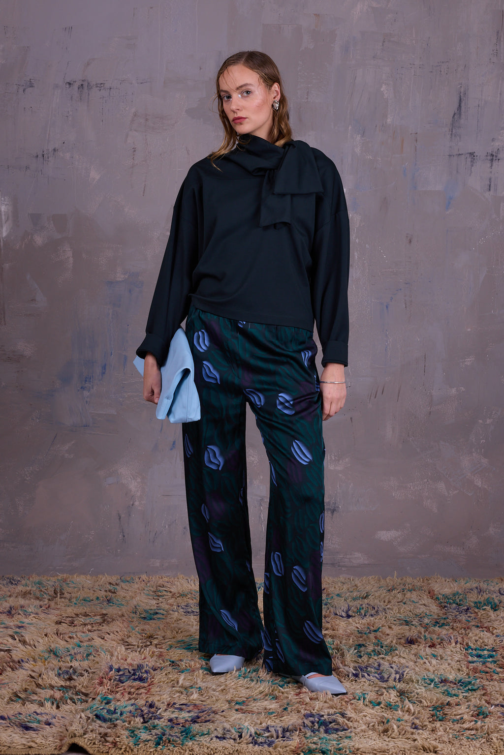 Gijsbrecht trousers in satijnen burgundy blue lips