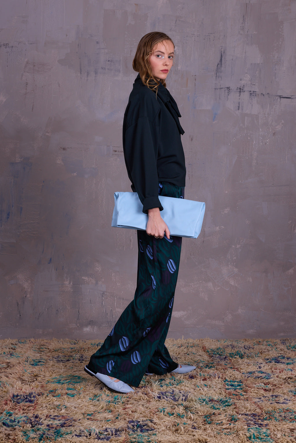 Gijsbrecht trousers in satijnen burgundy blue lips