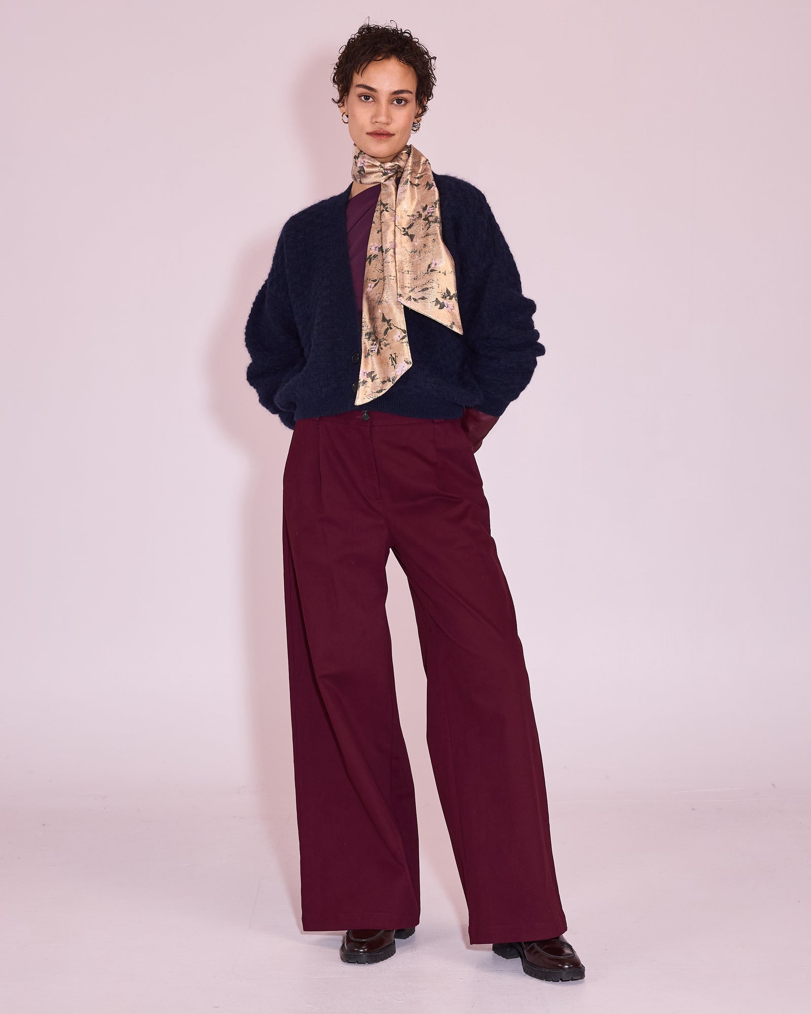 Girsa scarf in gold floral jacquard