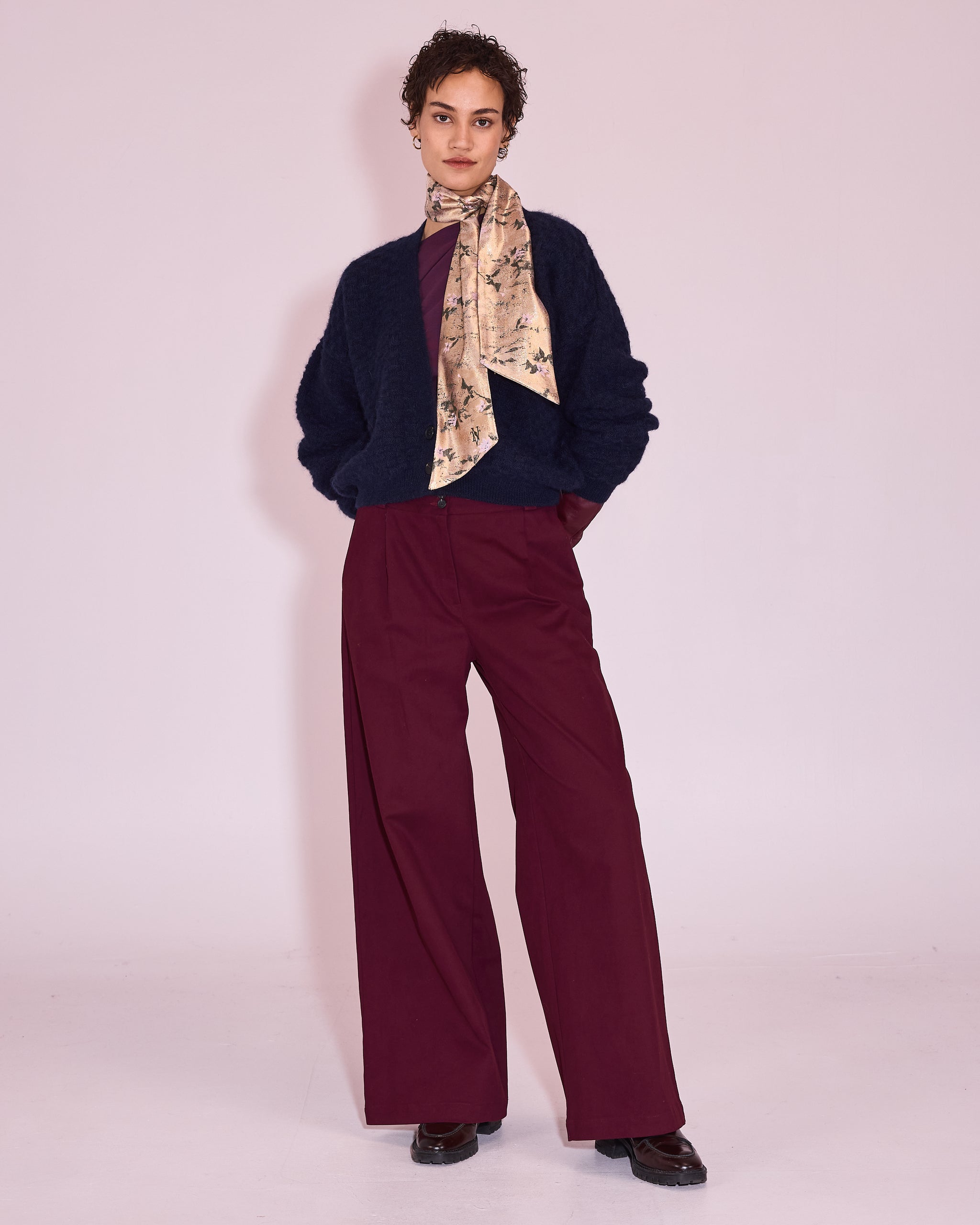Girsa scarf in gold floral jacquard