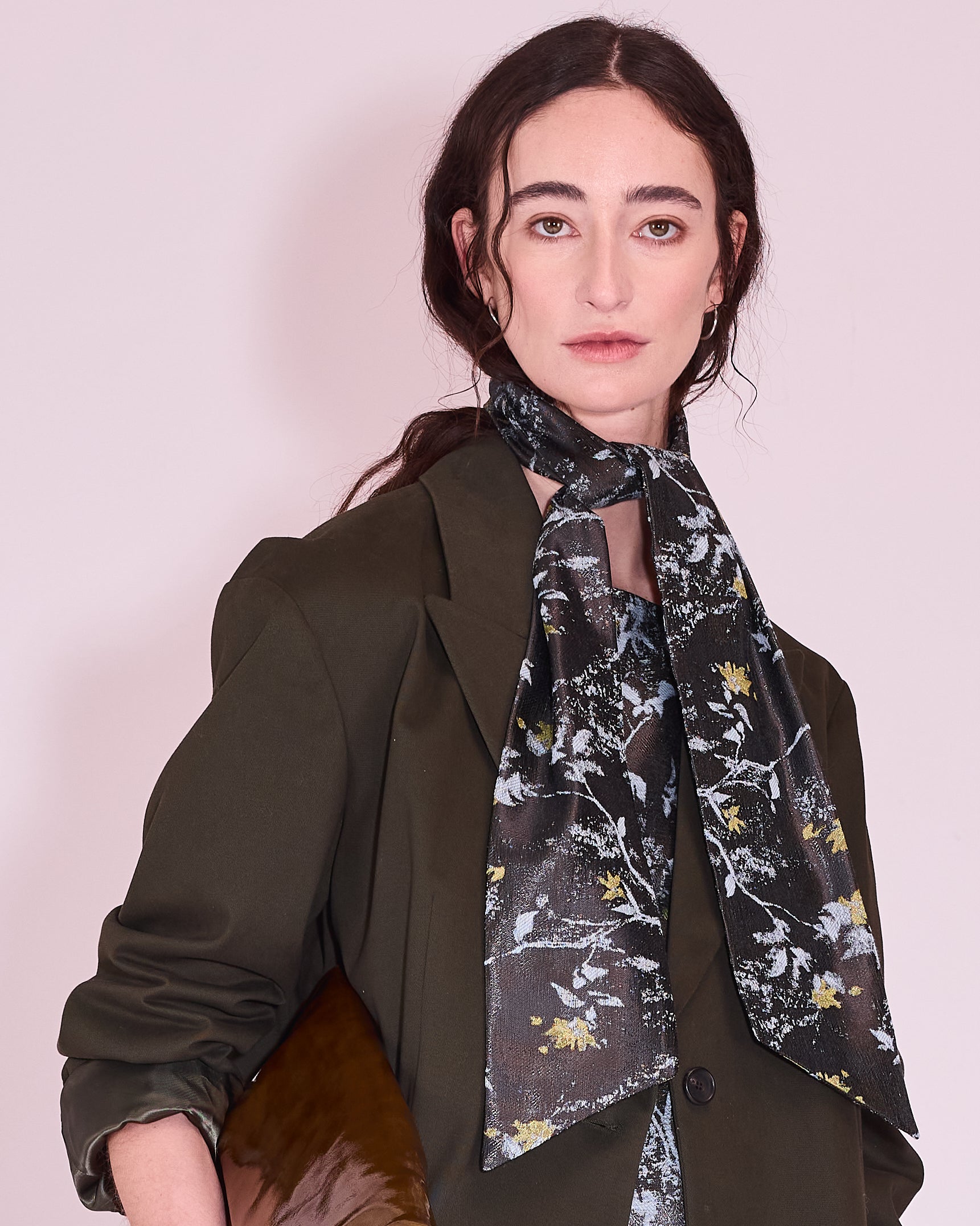 Girsa scarf in anthracite floral jacquard
