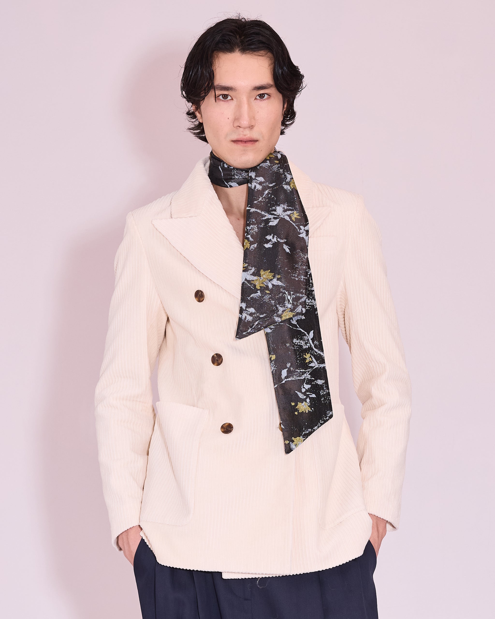 Girsa scarf in anthracite floral jacquard