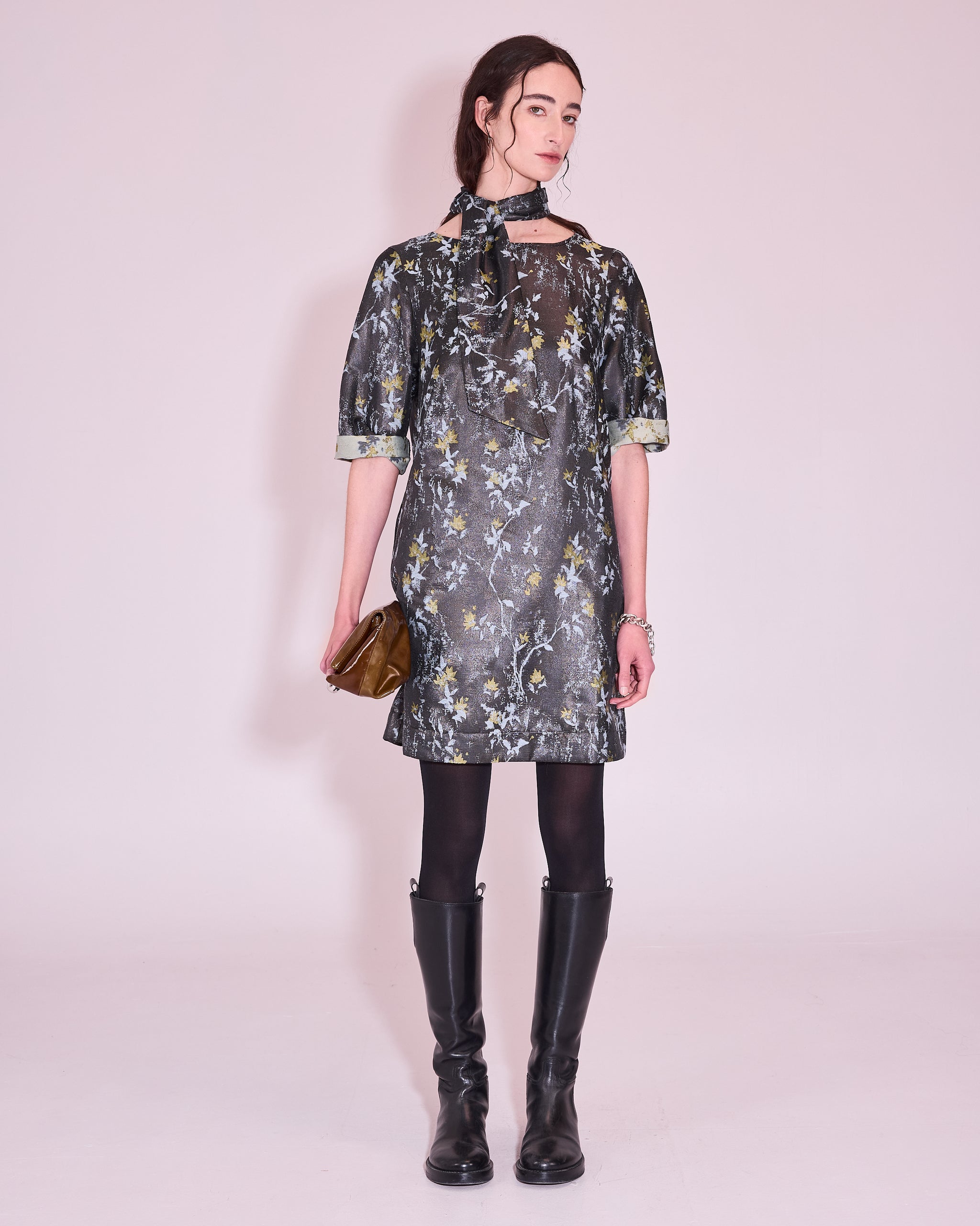 Girsa scarf in anthracite floral jacquard