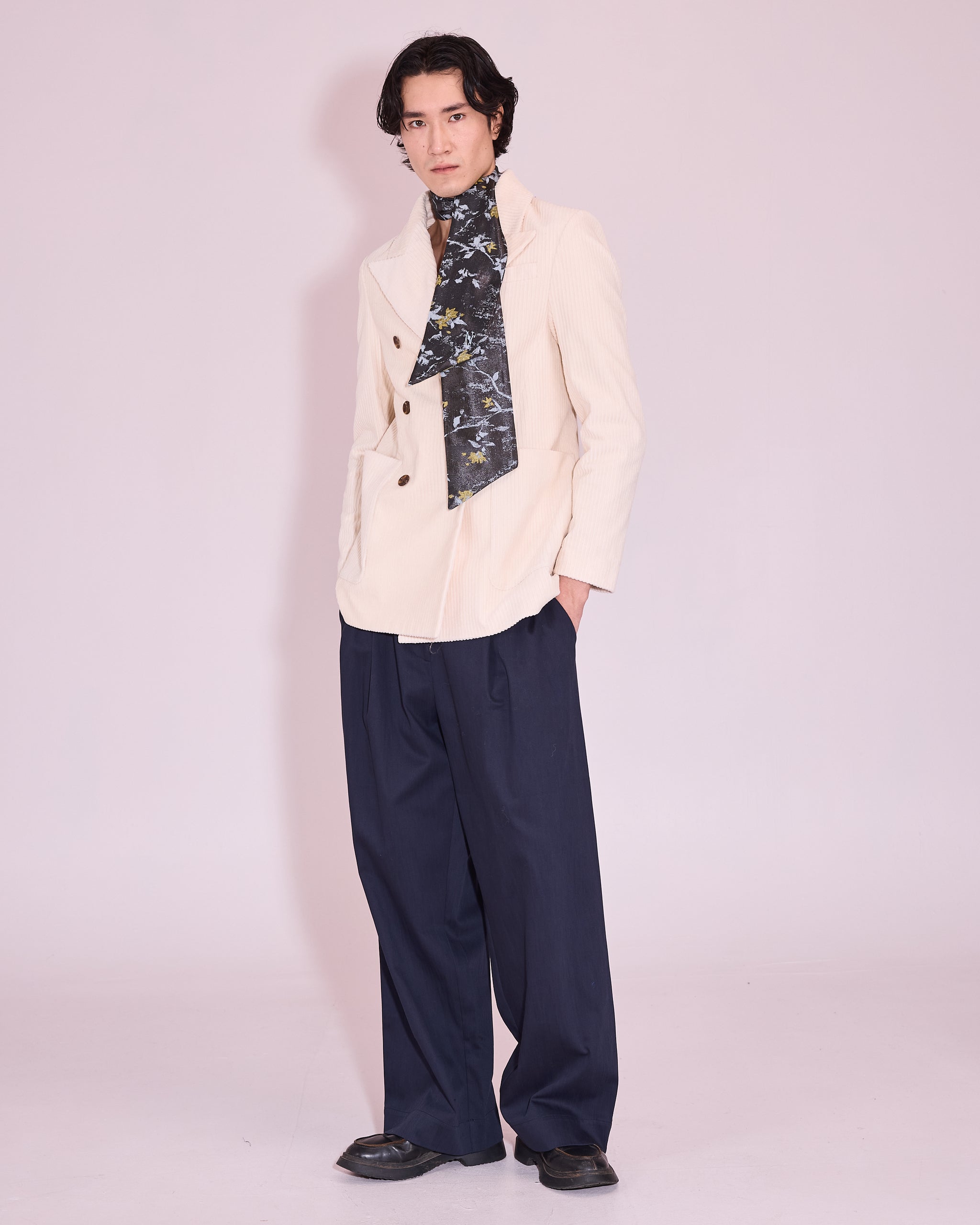 Girsa scarf in anthracite floral jacquard