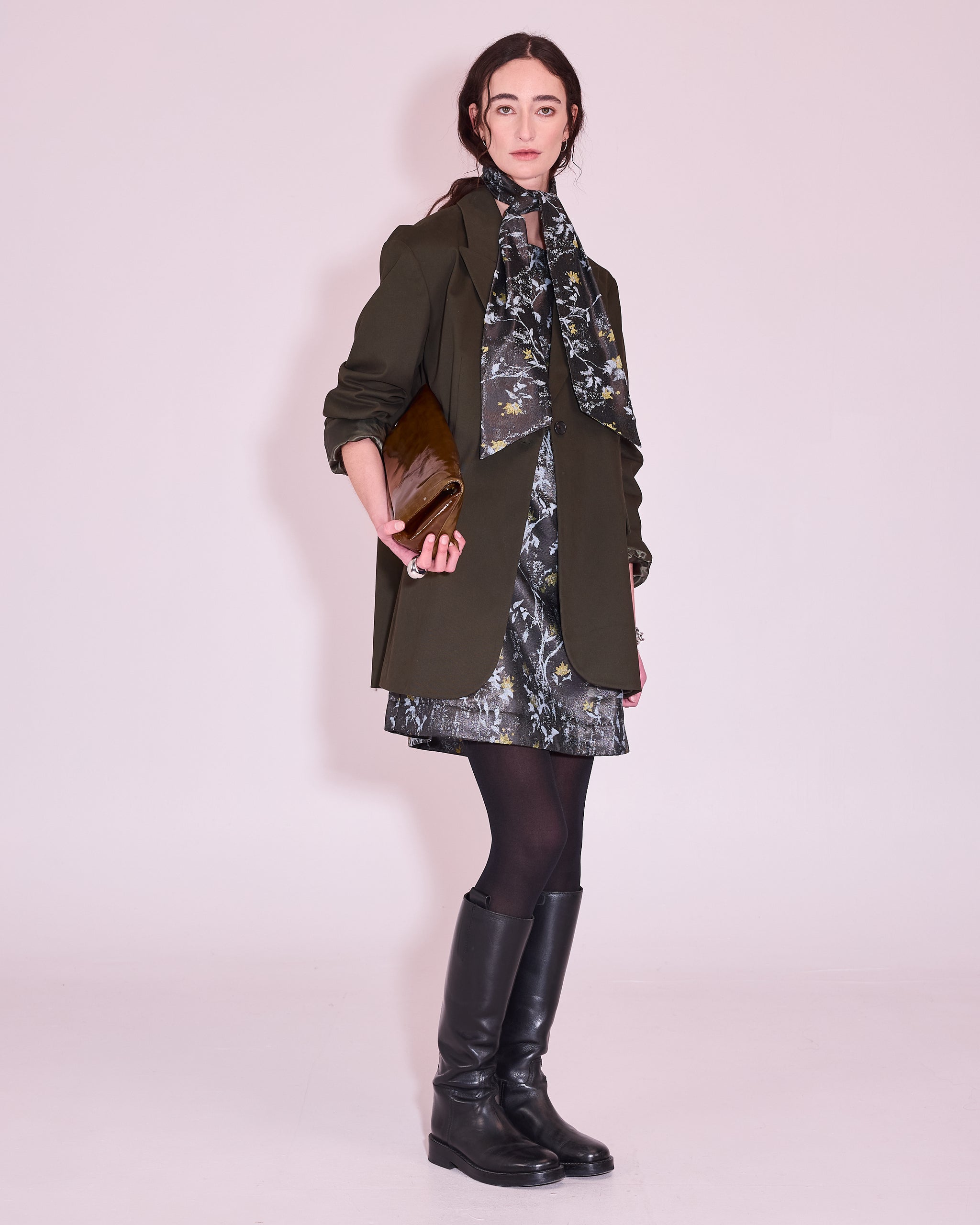 Girsa scarf in anthracite floral jacquard