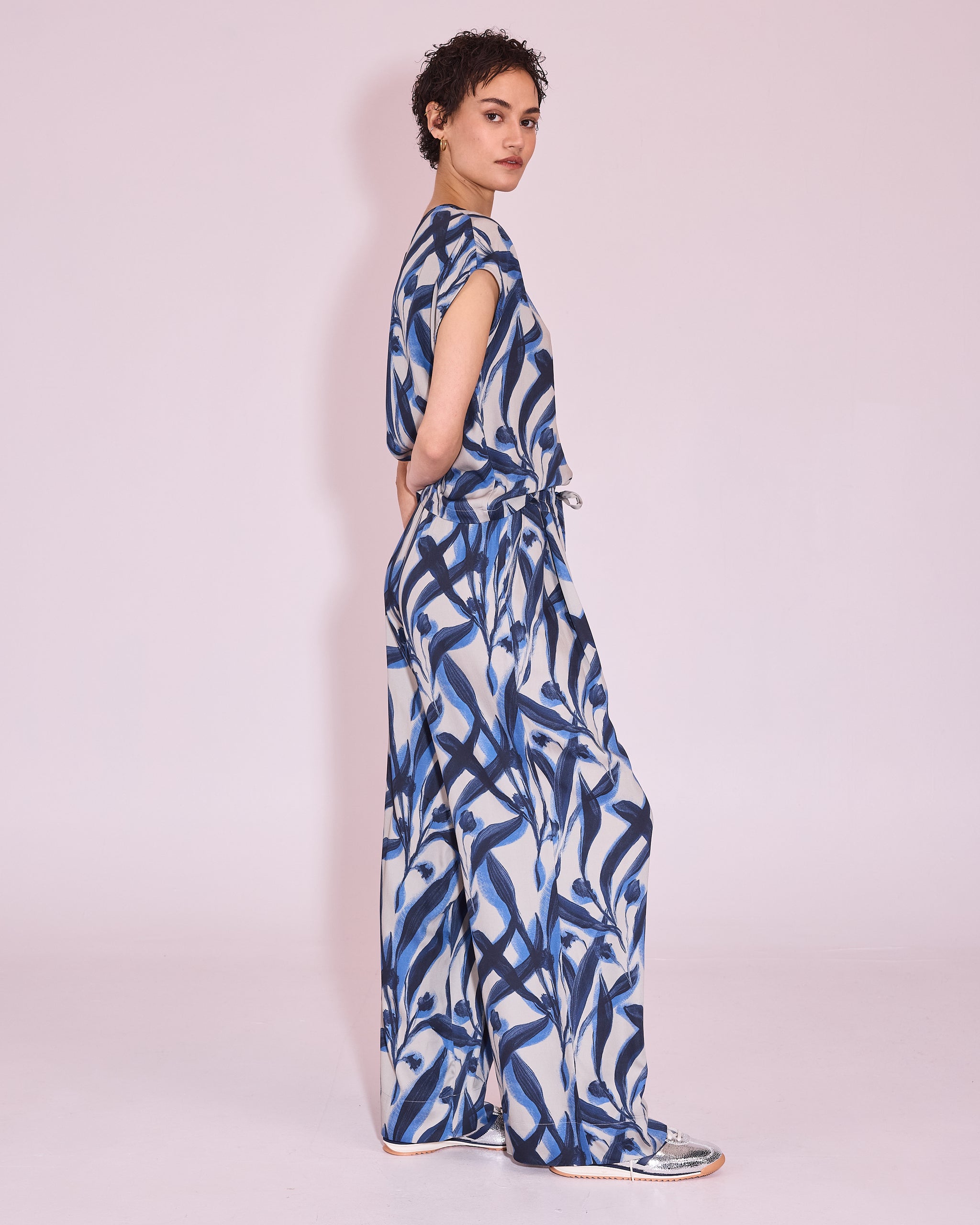 Janie top in blue leaves