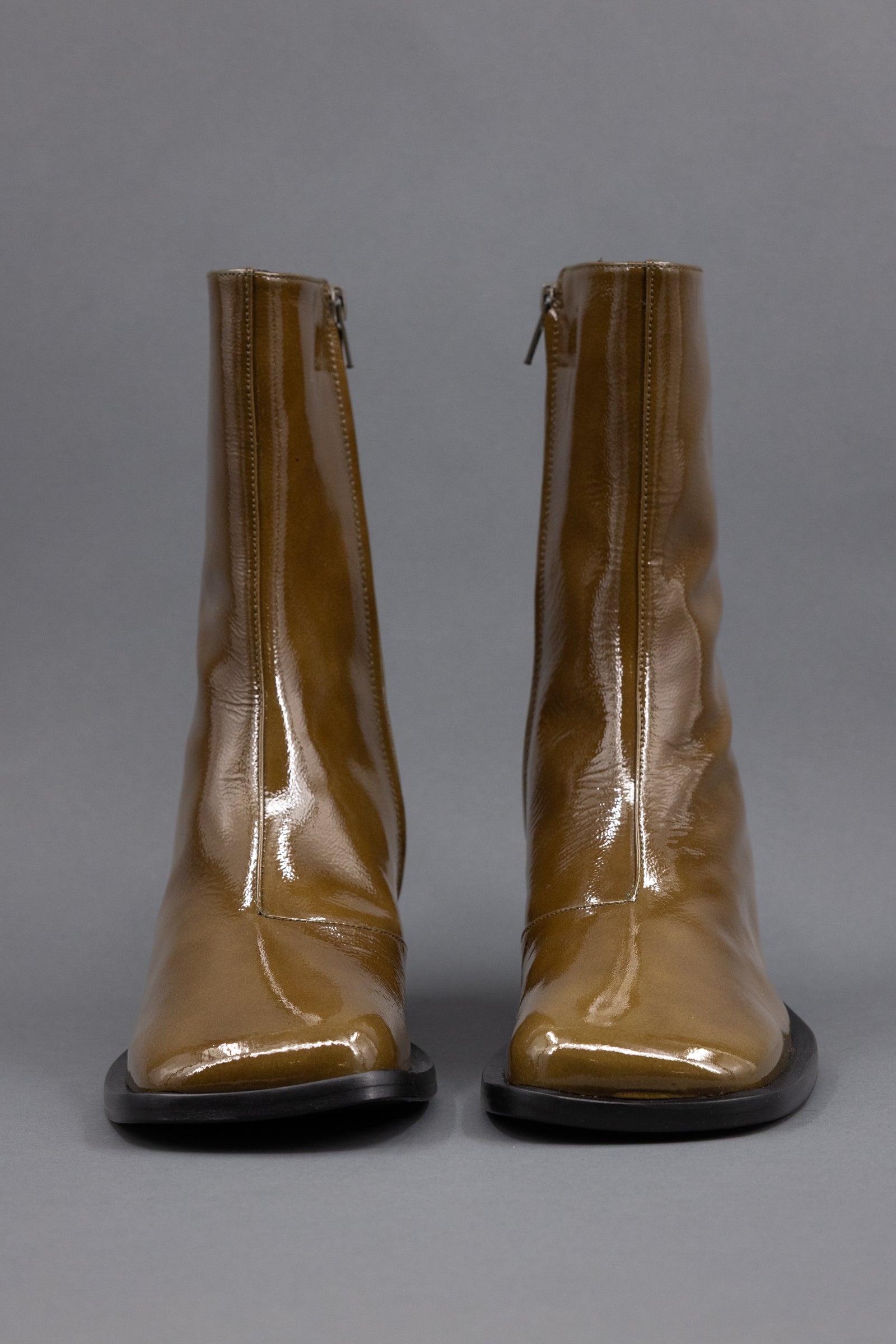 Grada laarsje in patent olive