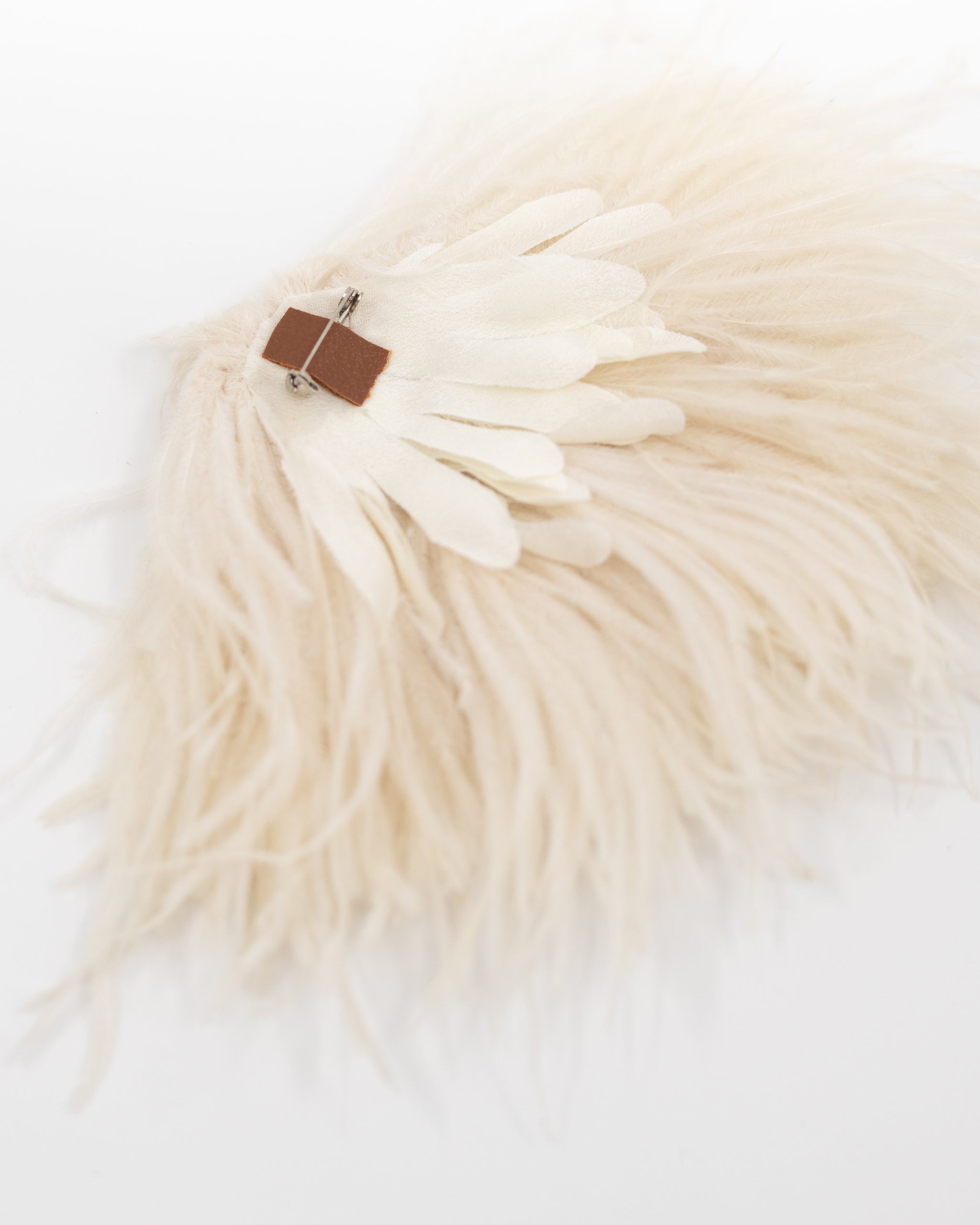Zaza broche met veren in ecru
