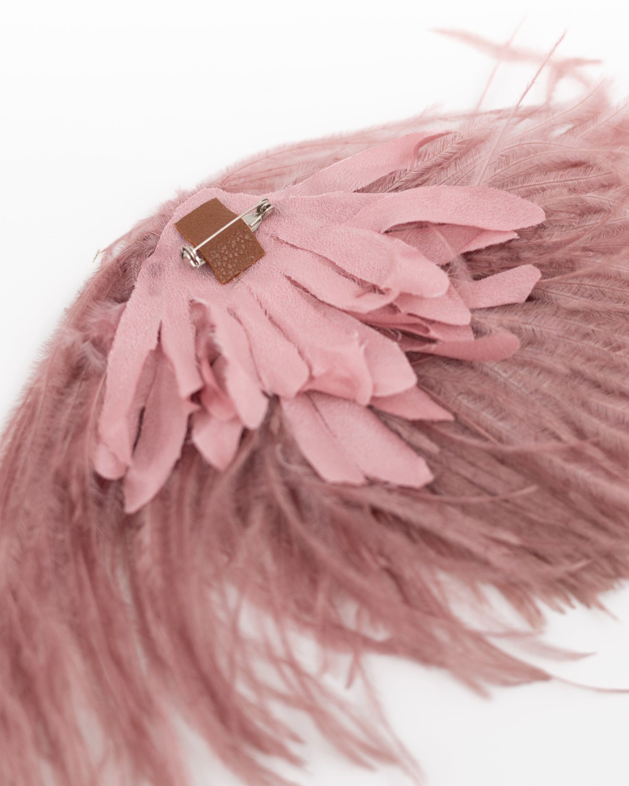 Zaza feathers brooch in old rose