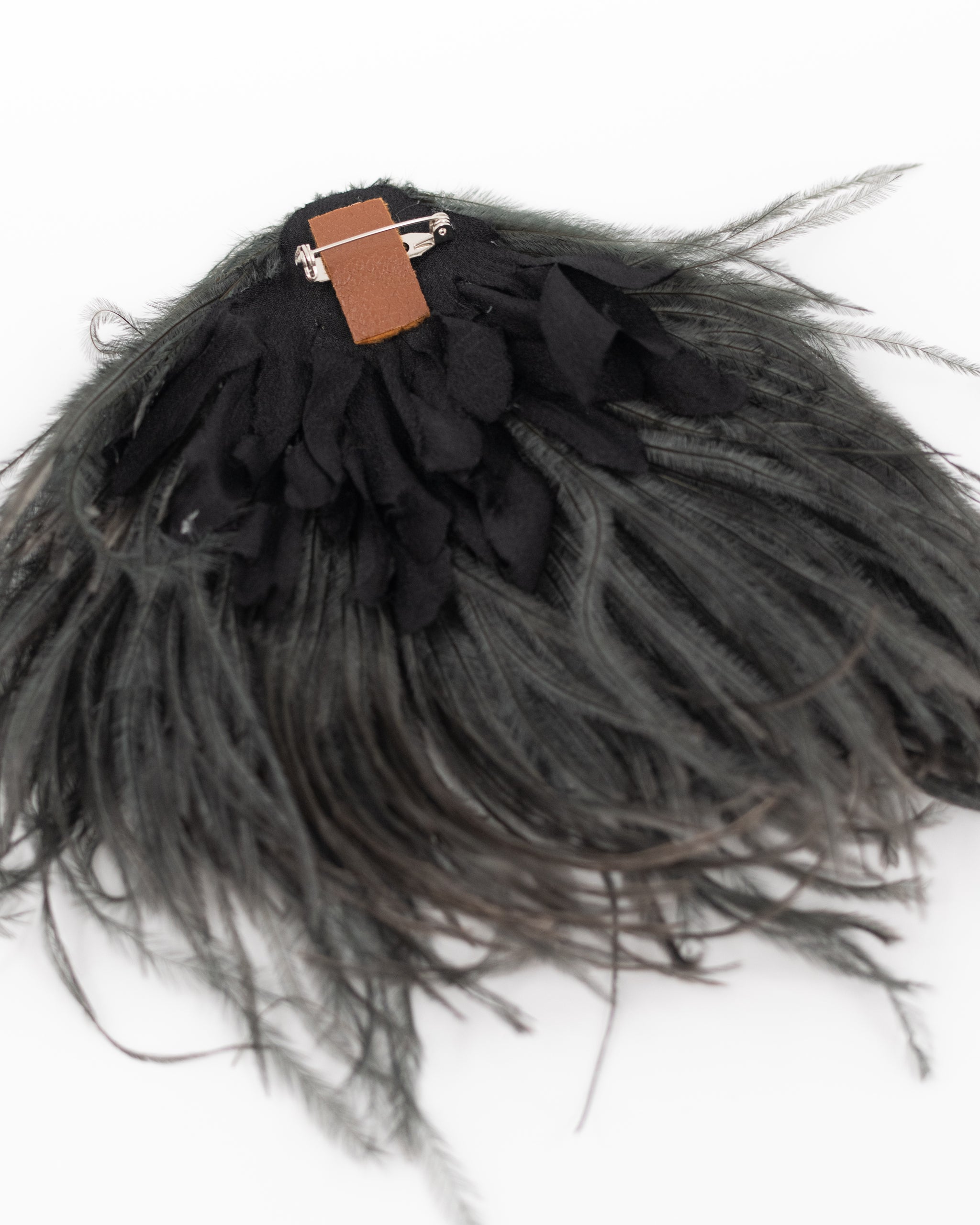 Zaza broche met veren in winter moss