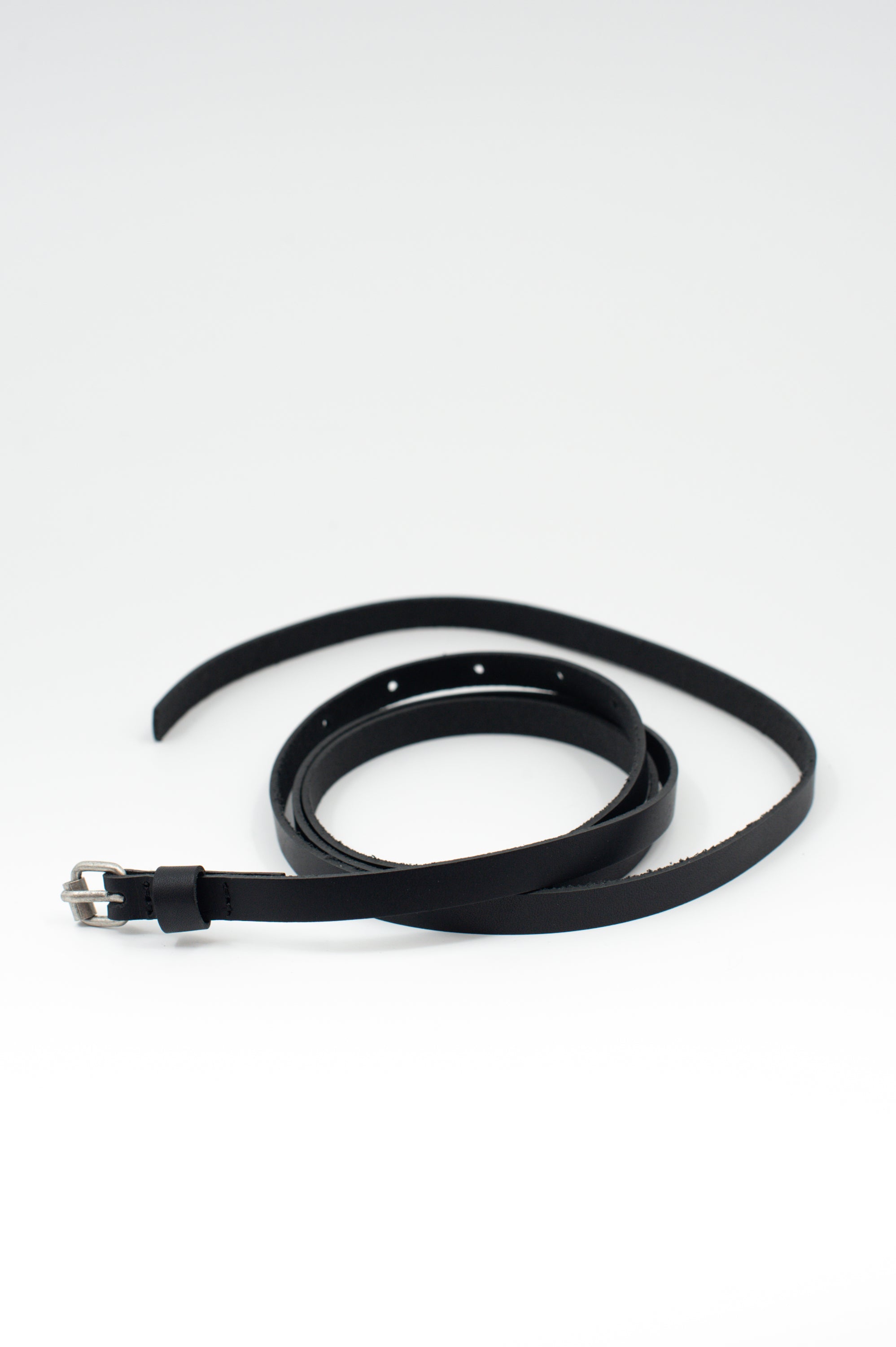 Dünner schwarzer Gürtel